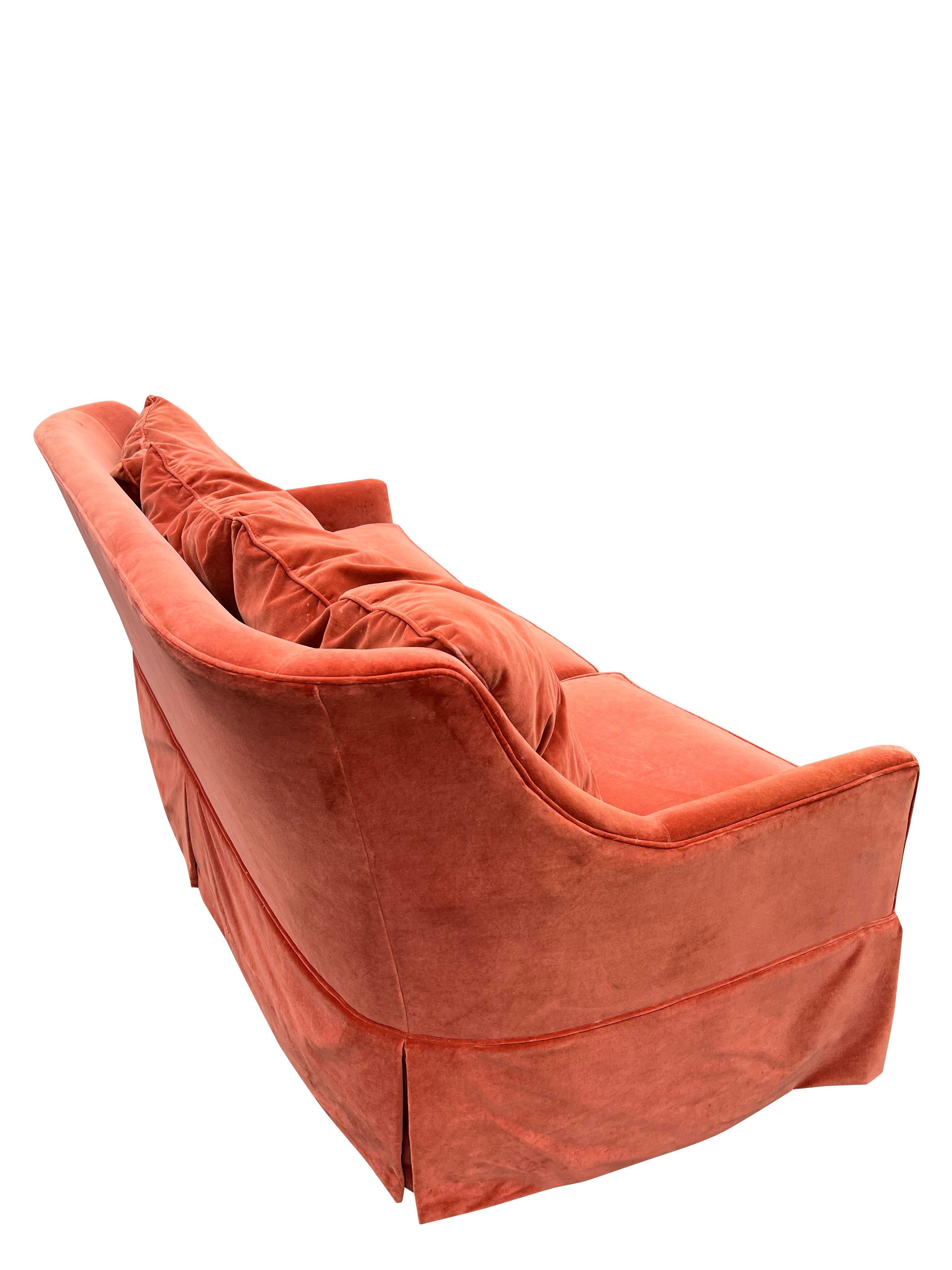 Divano con gonna curva in mohair e velluto a tre posti in arancione scuro in vendita 2