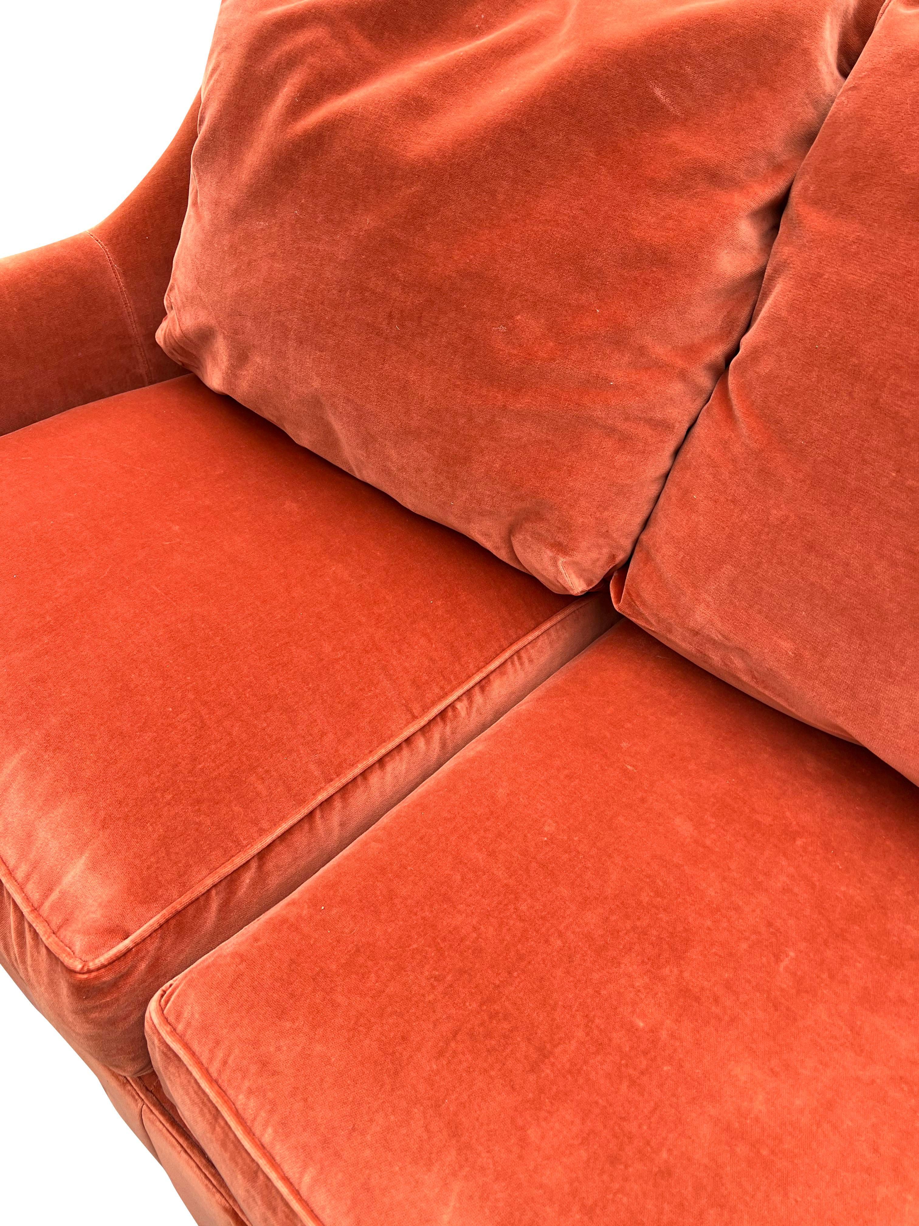 Divano con gonna curva in mohair e velluto a tre posti in arancione scuro in vendita 3