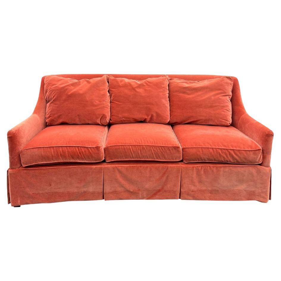 Sofá con faldón curvado en terciopelo estilo mohair de tres plazas en naranja quemado melocotón