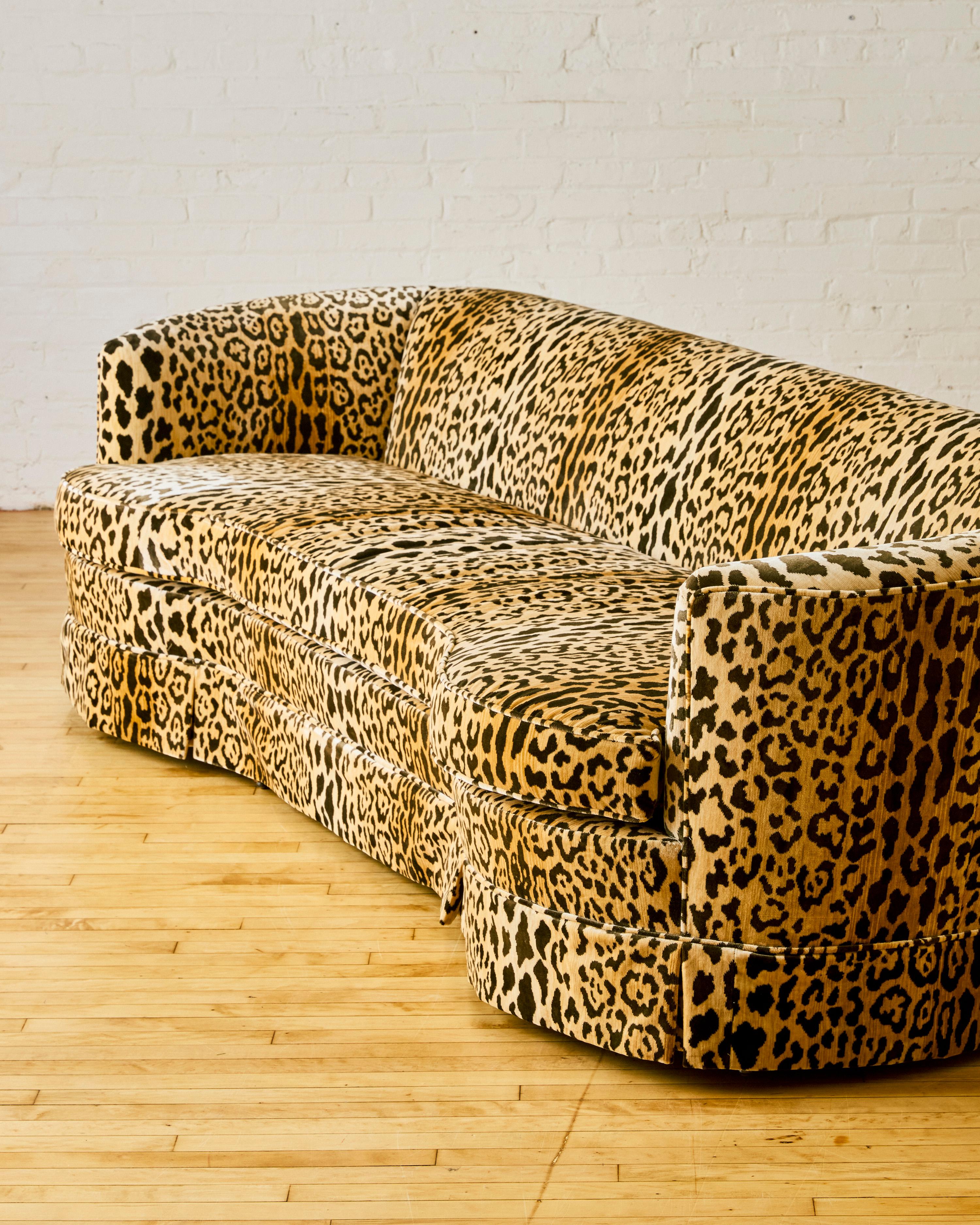 Divano curvo Attr. a Edward Wormley In condizioni ottime in vendita a Long Island City, NY