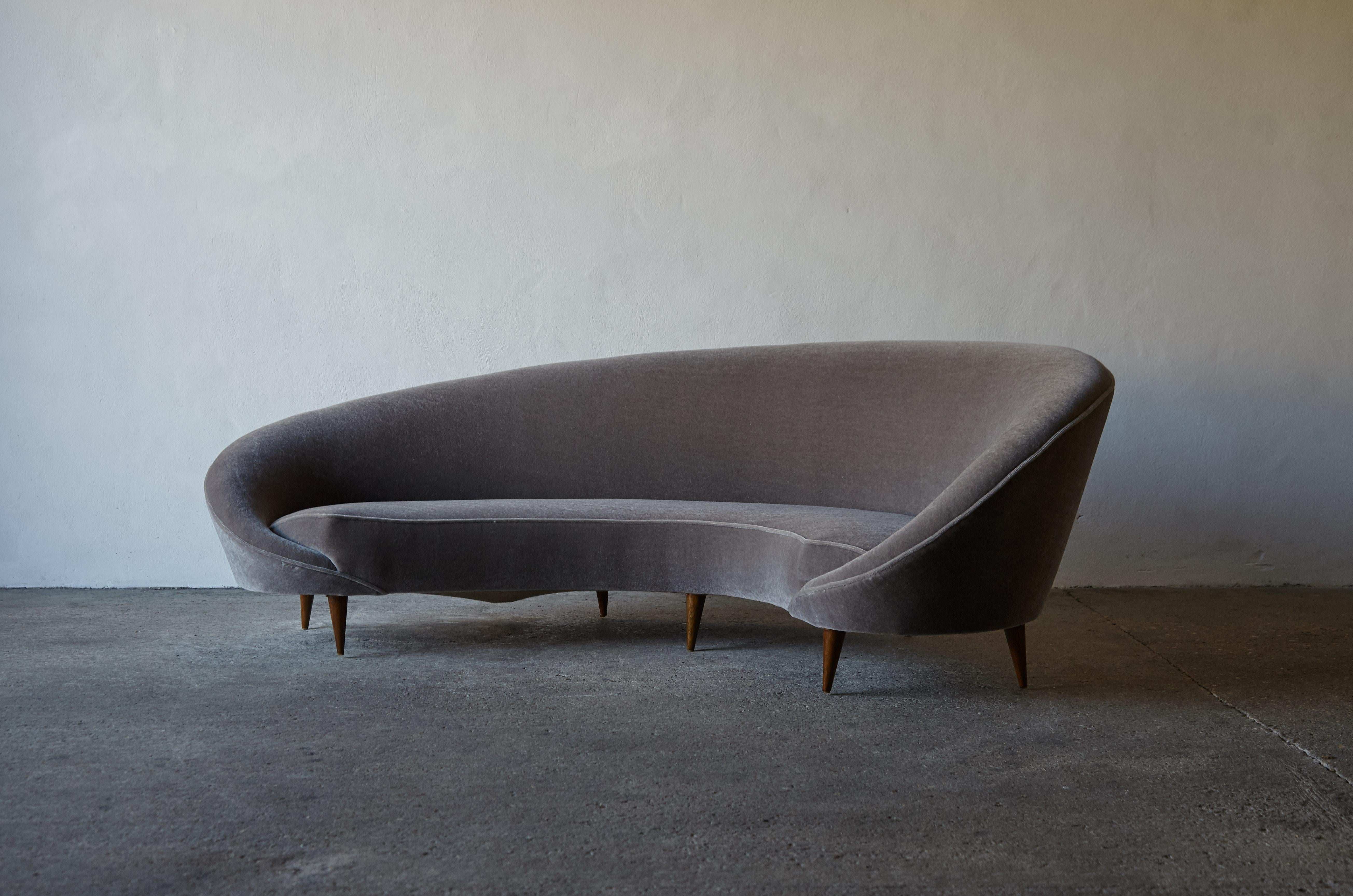 Curved Sofa Attributed to Ico Parisi / Federico Munari, Italy, 1950s In Good Condition In LEWES, GB