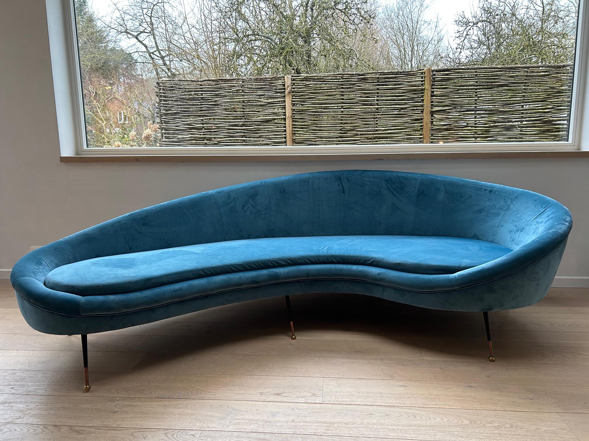 Precioso sofá curvo Federico Munari, de terciopelo azul. Pieza icónica del diseño italiano. 