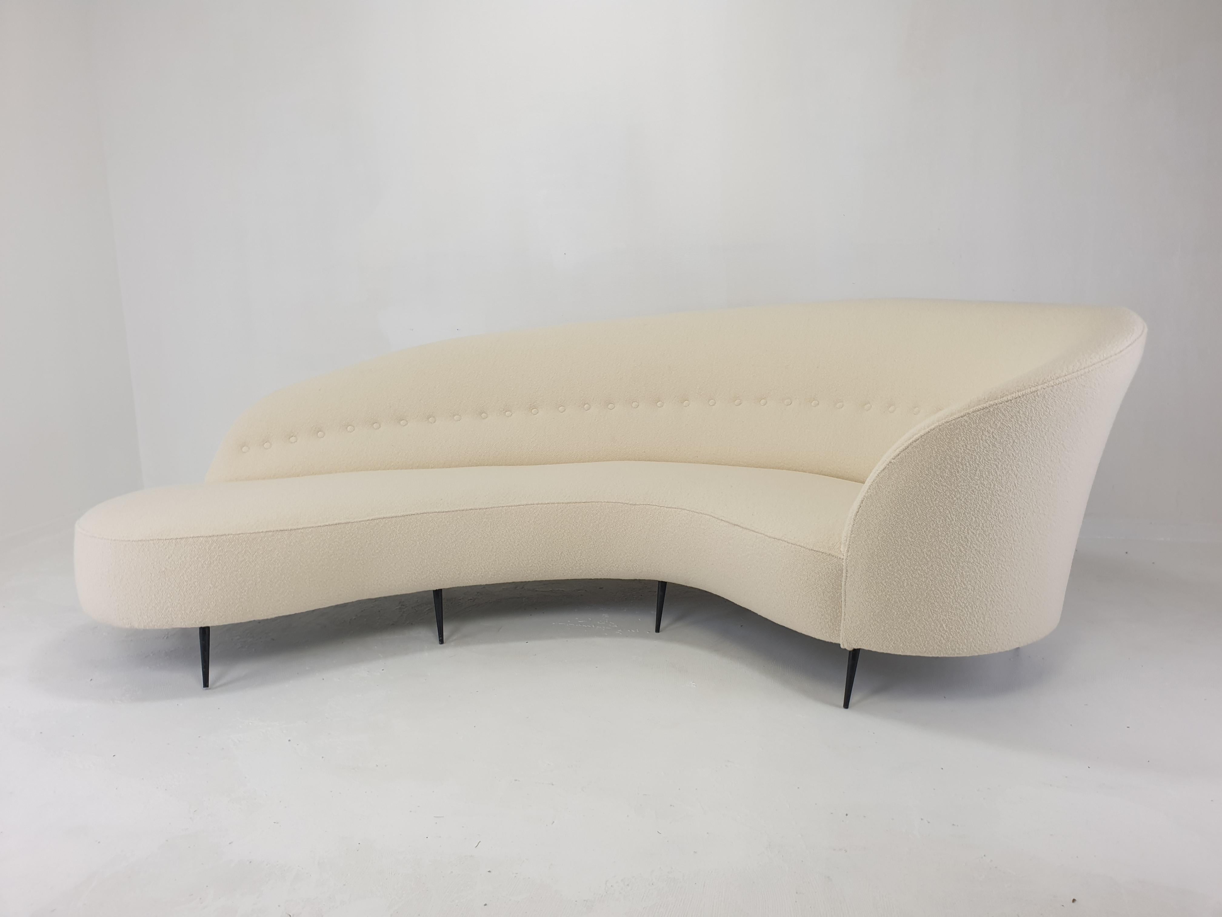 A stunning and lovely curved Italian sofa by Federico Munari, original from the 50's.
This amazing sofa has a deep, highly comfortable seat and a gracefully sloping back. 

The original Federico Munari sofa is restored and newly upholstered in a