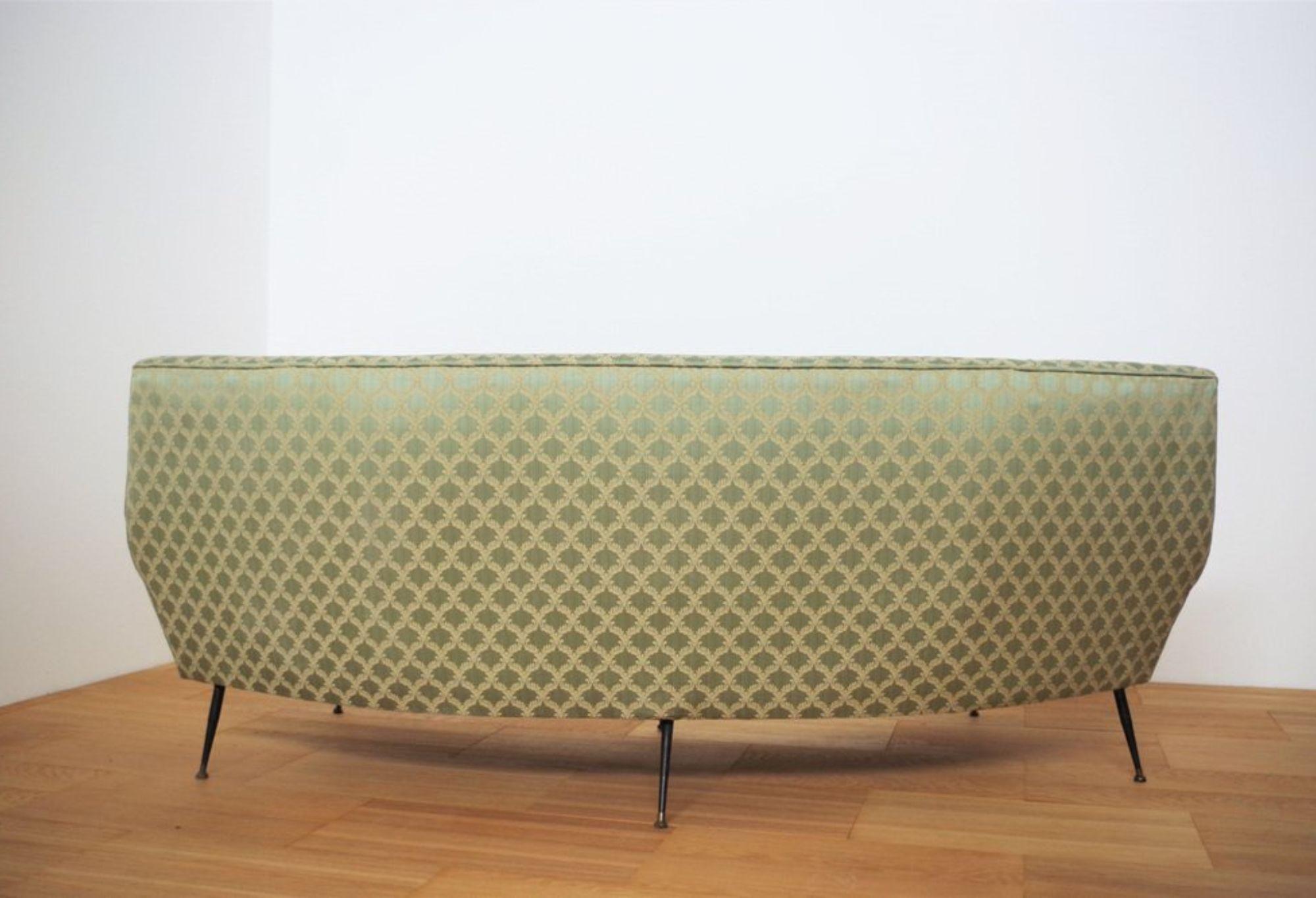 Curved Sofa by Gigi Radice, 1950s – A Timeless Italian Masterpiece In condizioni buone in vendita a Manzano, IT