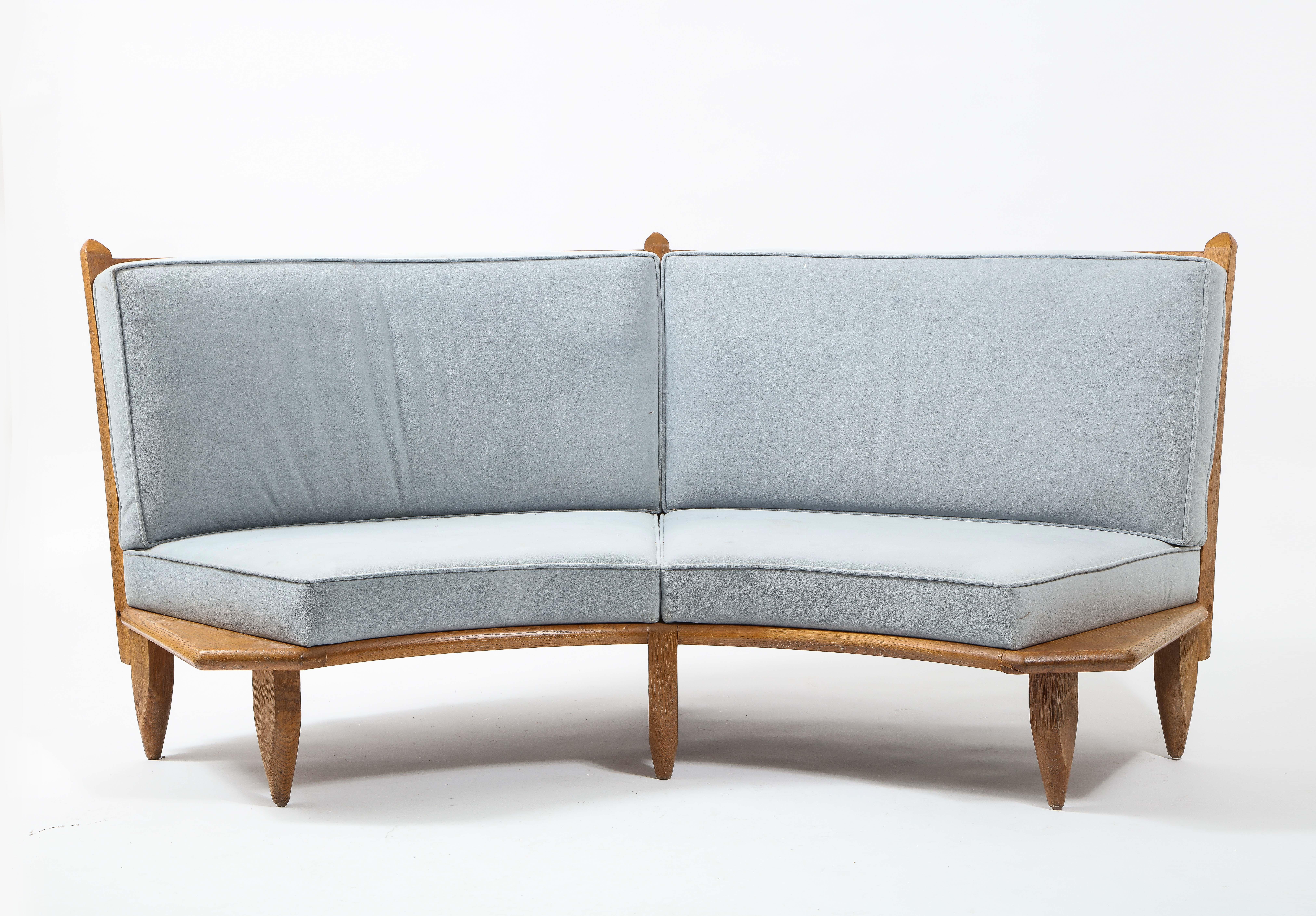 Gebogenes Sofa Loveseat von Guillerme et Chambron für Votre Maison, Frankreich 1960er Jahre im Zustand „Gut“ im Angebot in New York, NY