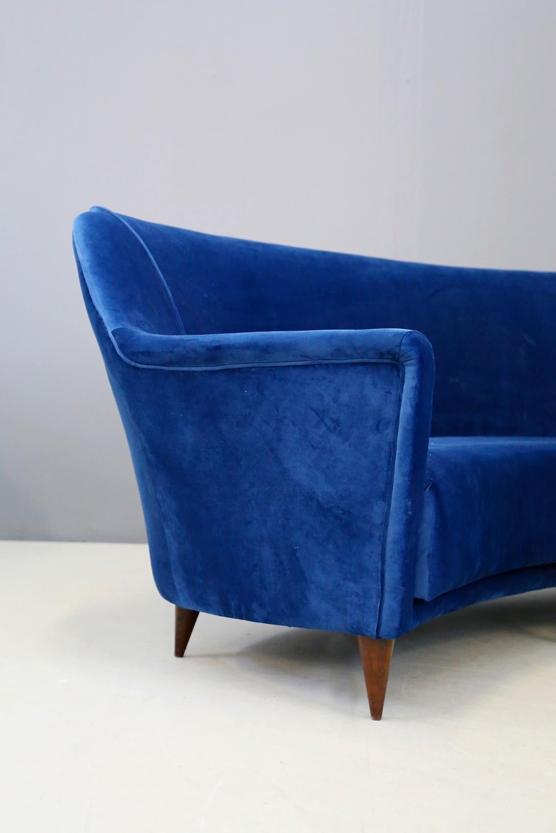 Curved sofa in wood and blue velvet fabric restored, attributed to Ico Parisi and created for Ariberto Colombo Cantù 1950s. The sofa has two or three seats. The peculiarity of the sofa is its pointed armrest with a very geometric line. The sofa is