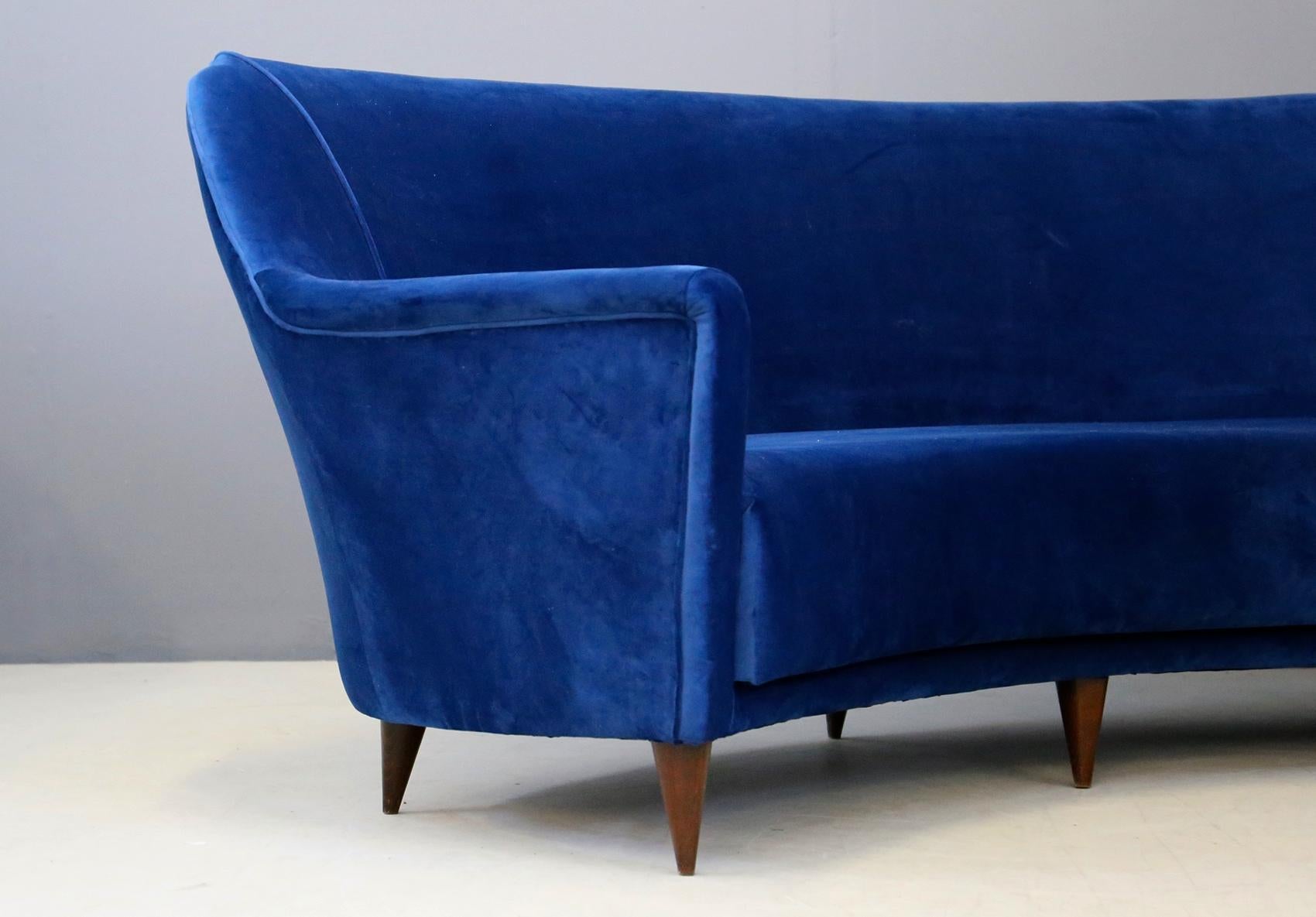 Mid-Century Modern Curved Sofa attributed Ico Parisi for Ariberto Colombo Cantù Blue Velvet, 1950