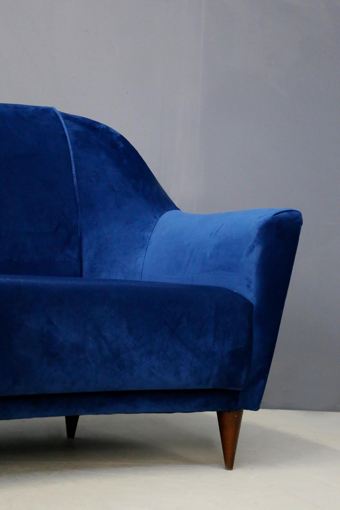 Italian Curved Sofa attributed Ico Parisi for Ariberto Colombo Cantù Blue Velvet, 1950