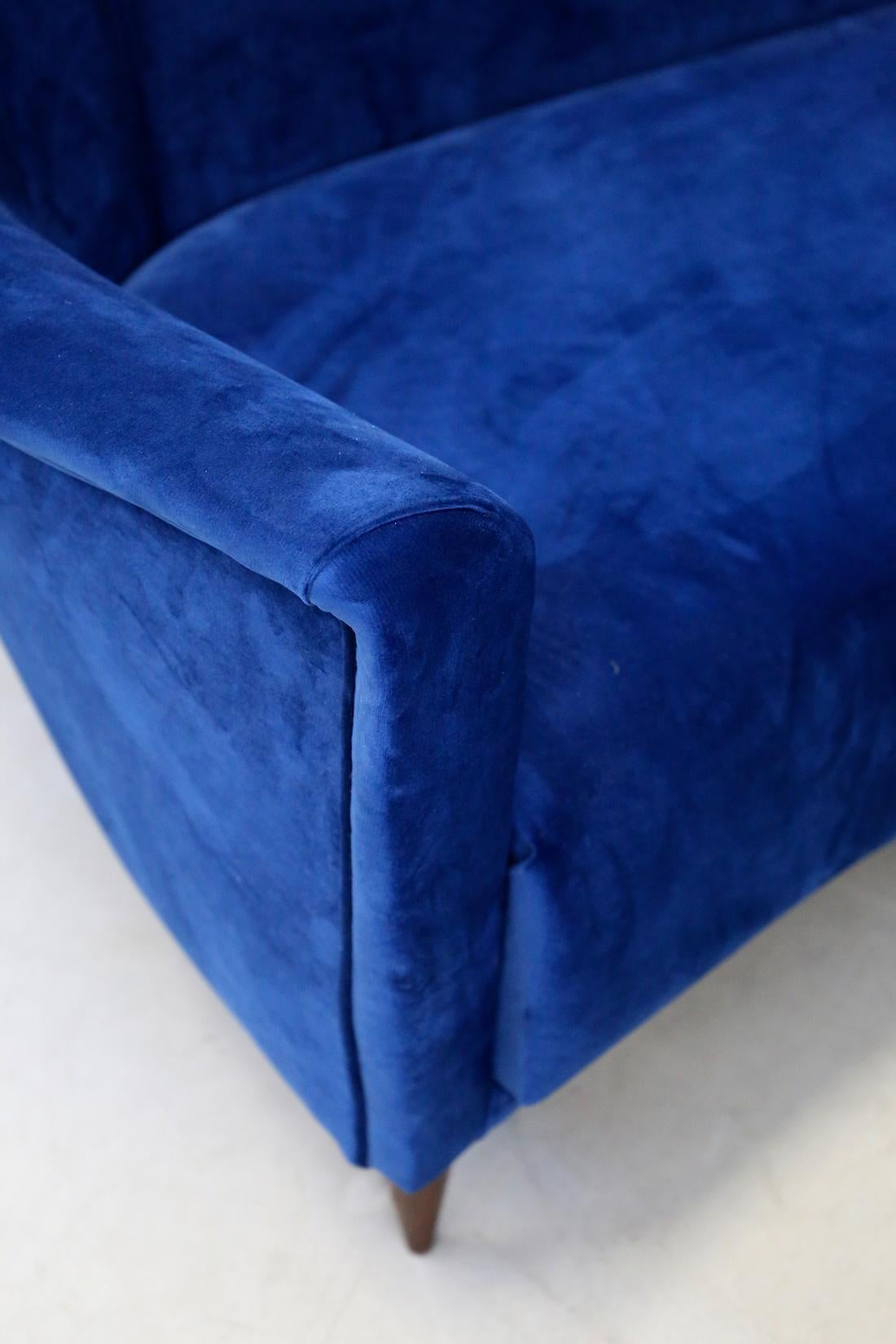 Curved Sofa attributed Ico Parisi for Ariberto Colombo Cantù Blue Velvet, 1950 In Good Condition In Milano, IT