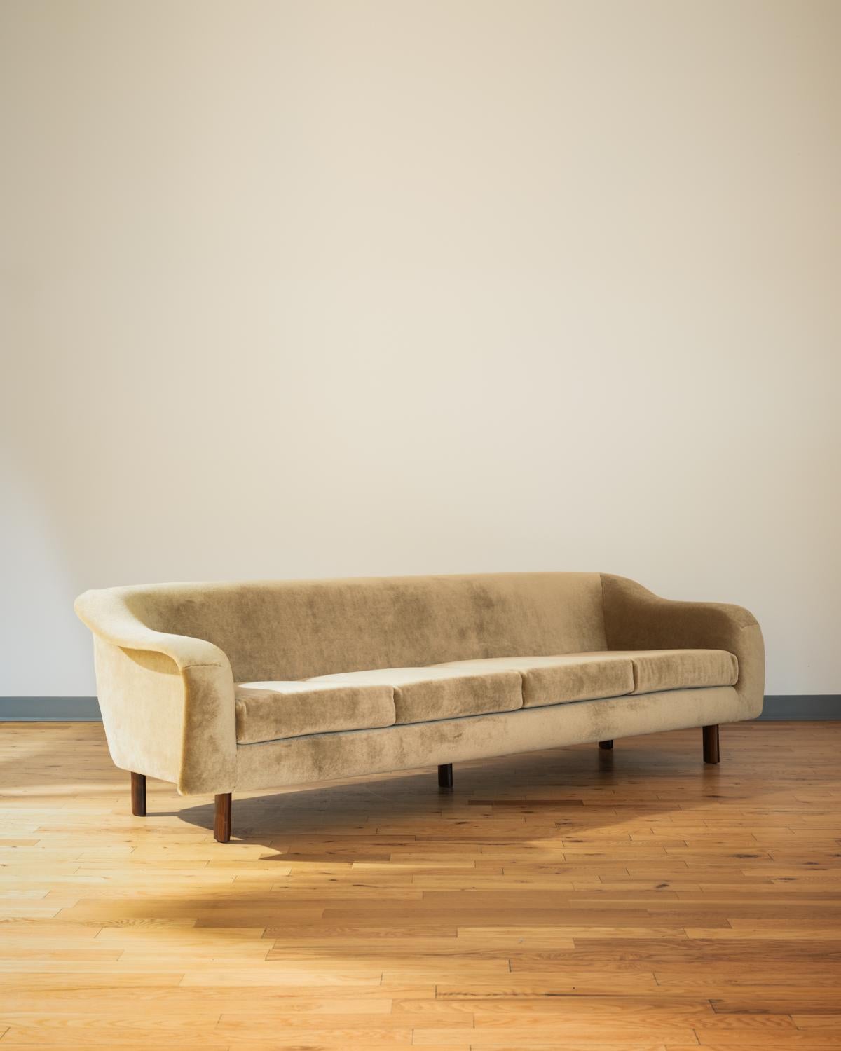 Designer prolifique et talentueux, Joaquim Tenreiro (1906-1992) a magistralement jeté les bases de la vie moderne au Brésil grâce à son mobilier et à ses intérieurs. Né au Portugal et formé au travail du bois, Tenreiro s'est installé à Rio de
