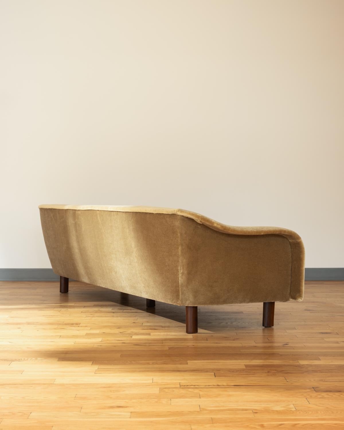 Mid-Century Modern Canapé incurvé de Joaquim Tenreiro, design brésilien du milieu du siècle, années 1950 en vente