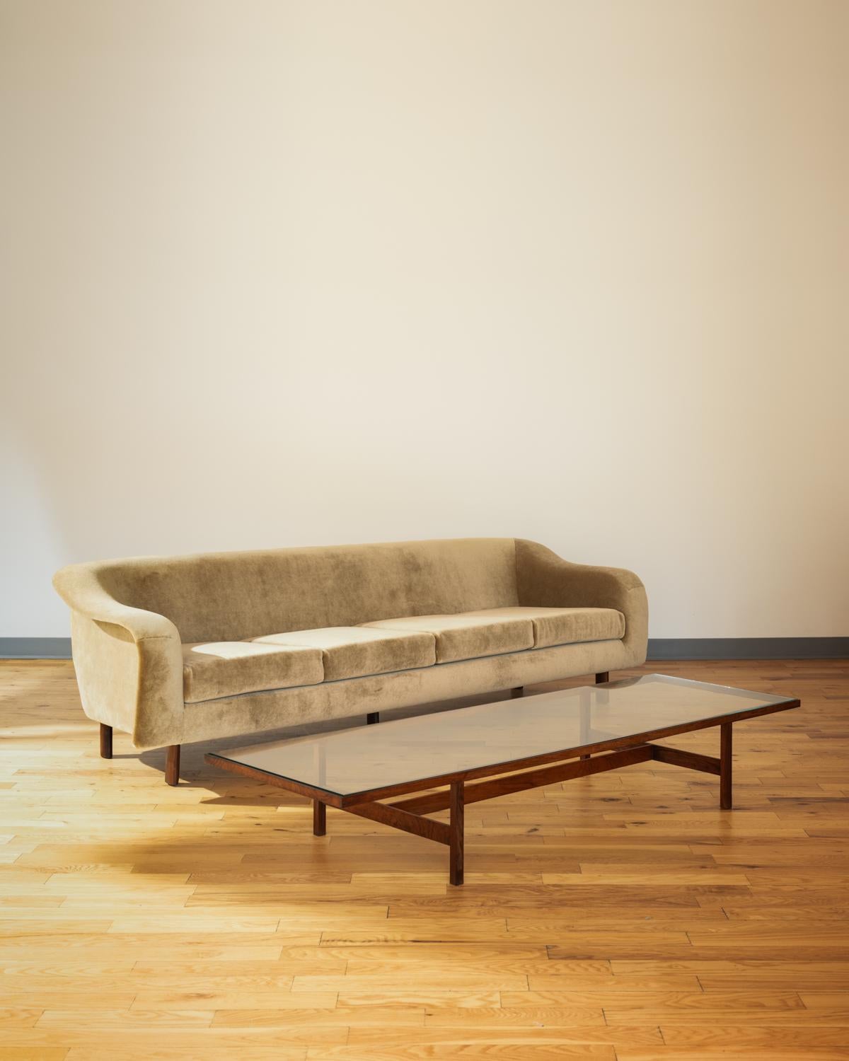 Cuir Canapé incurvé de Joaquim Tenreiro, design brésilien du milieu du siècle, années 1950 en vente