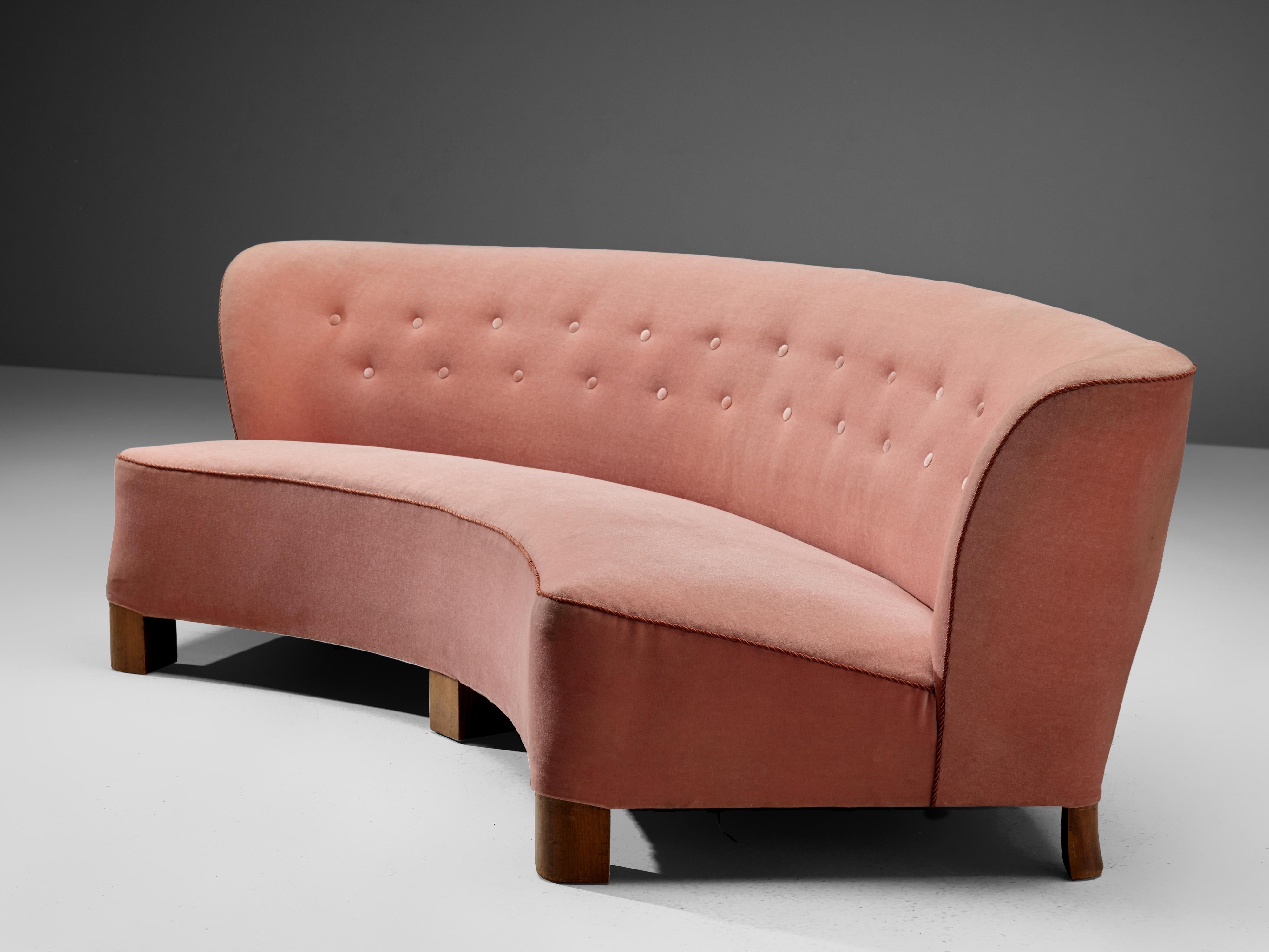 Otto Færge, sofa, pink fabric, wood, Denmark, 1940s

This curved sofa features two quilted lines in the sofa's curved back. The backrest flows slightly outwards which is the reason that this sofa has a very dynamic look. This voluptuous form bears