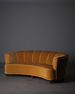 Geschwungenes Sofa von einem unbekannten Designer, Schweden, Mitte des 20. Jahrhunderts