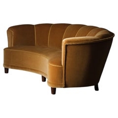 Geschwungenes Sofa von einem unbekannten Designer, Schweden, Mitte des 20. Jahrhunderts