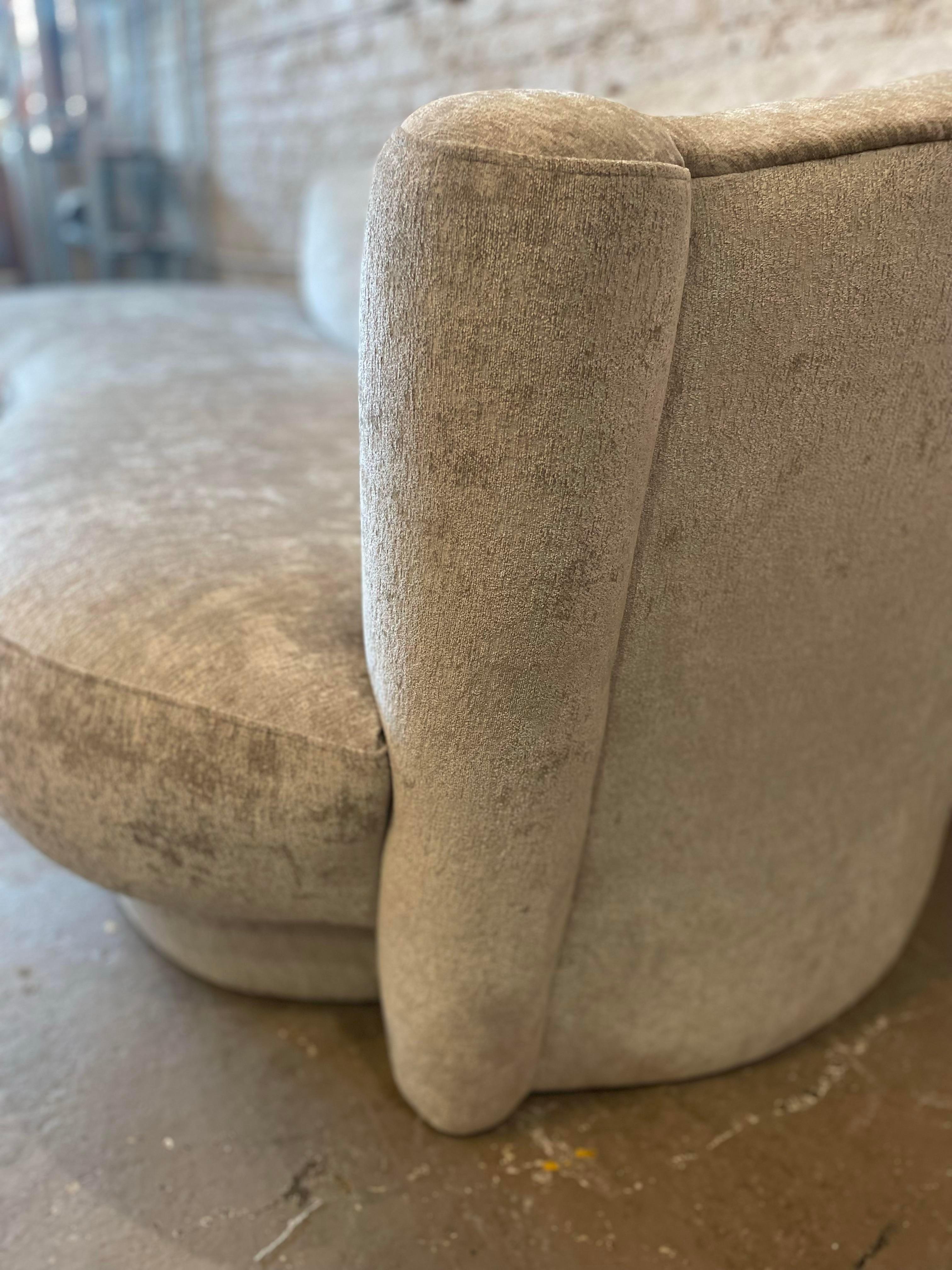 Precioso sofá curvo fabricado en los años 80. Rehecha en un tejido bicolor ostra que es tan práctico como magnífico y glamuroso. Tengo esta misma tela en mi propio sofá (¡con dos niños!).
Sofá a juego disponible, consulta otros anuncios.