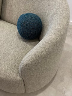 Gebogenes Sofa 'Baumwollblume' mit Quinoa-Stoff von Kabinet