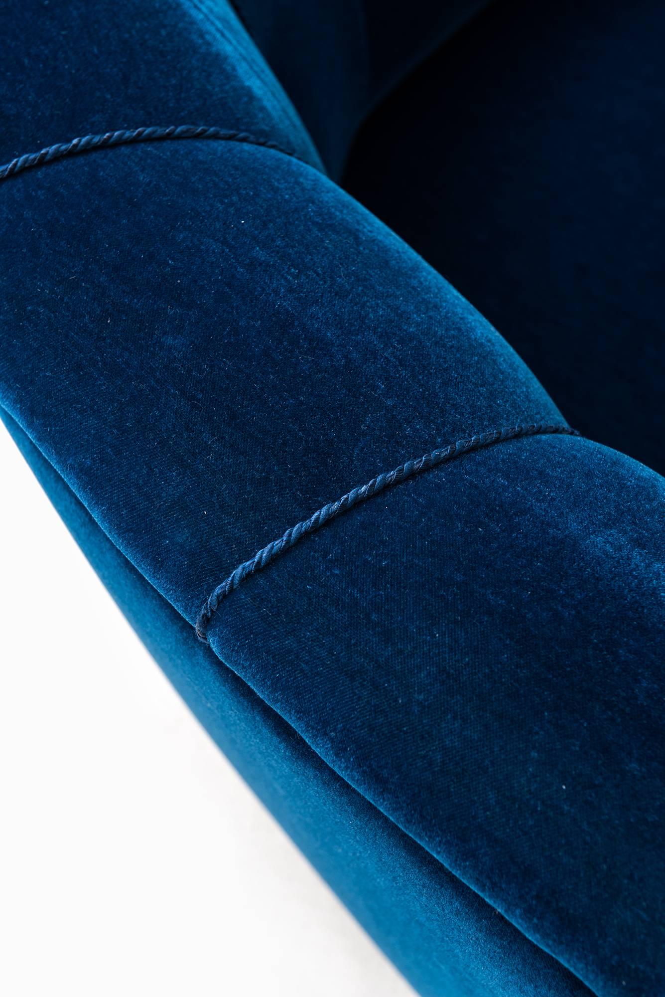 Curved Sofa in Blue Velvet Attributed to Otto Schulz In Excellent Condition In Limhamn, Skåne län