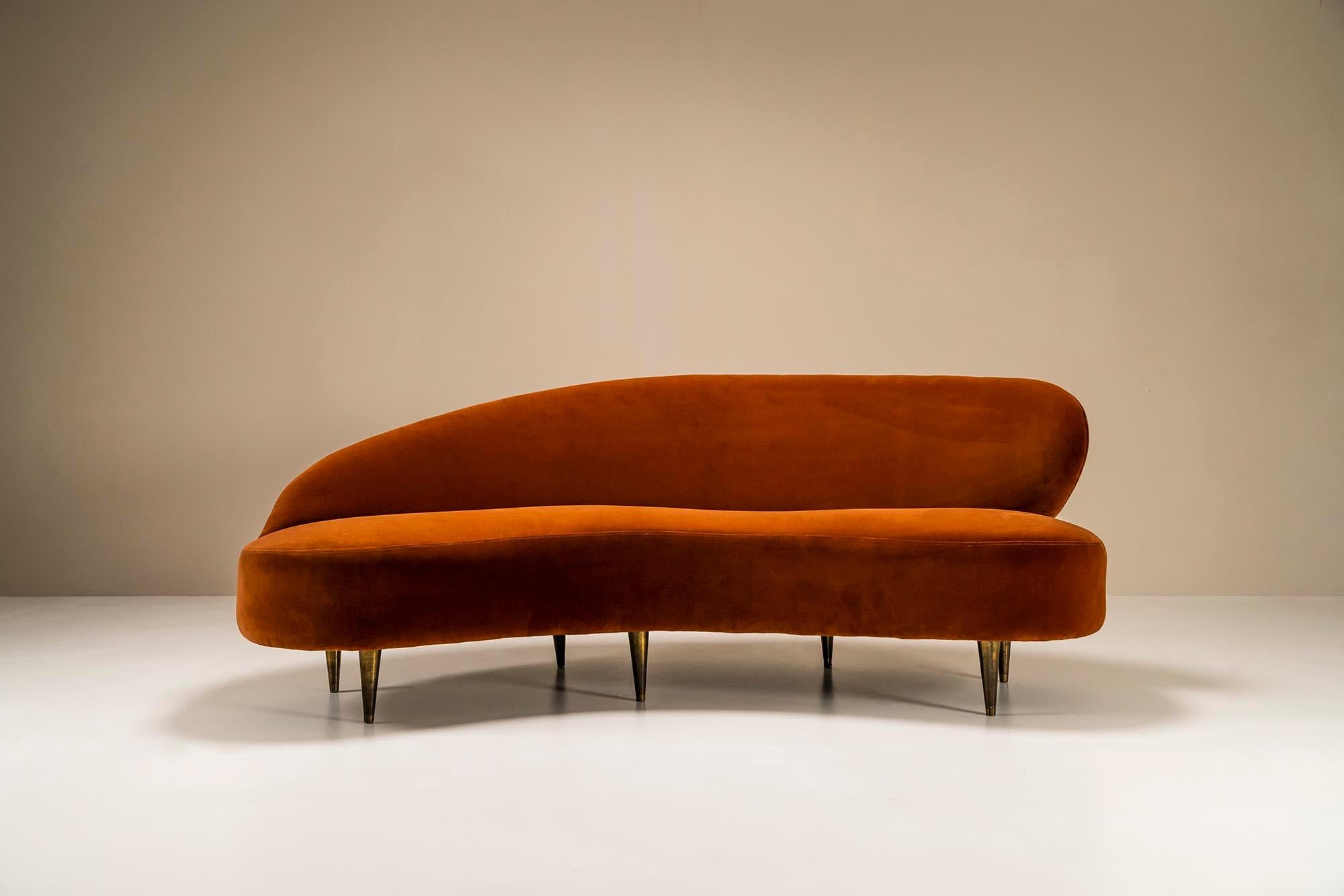 Curved sofa in velours attributed to Federico Munari.Wonderful organically formed with a challenging character and the look that is so unmistakable for the grandeur of Italy in the field of interior design in the fifties. This curved sofa is a good