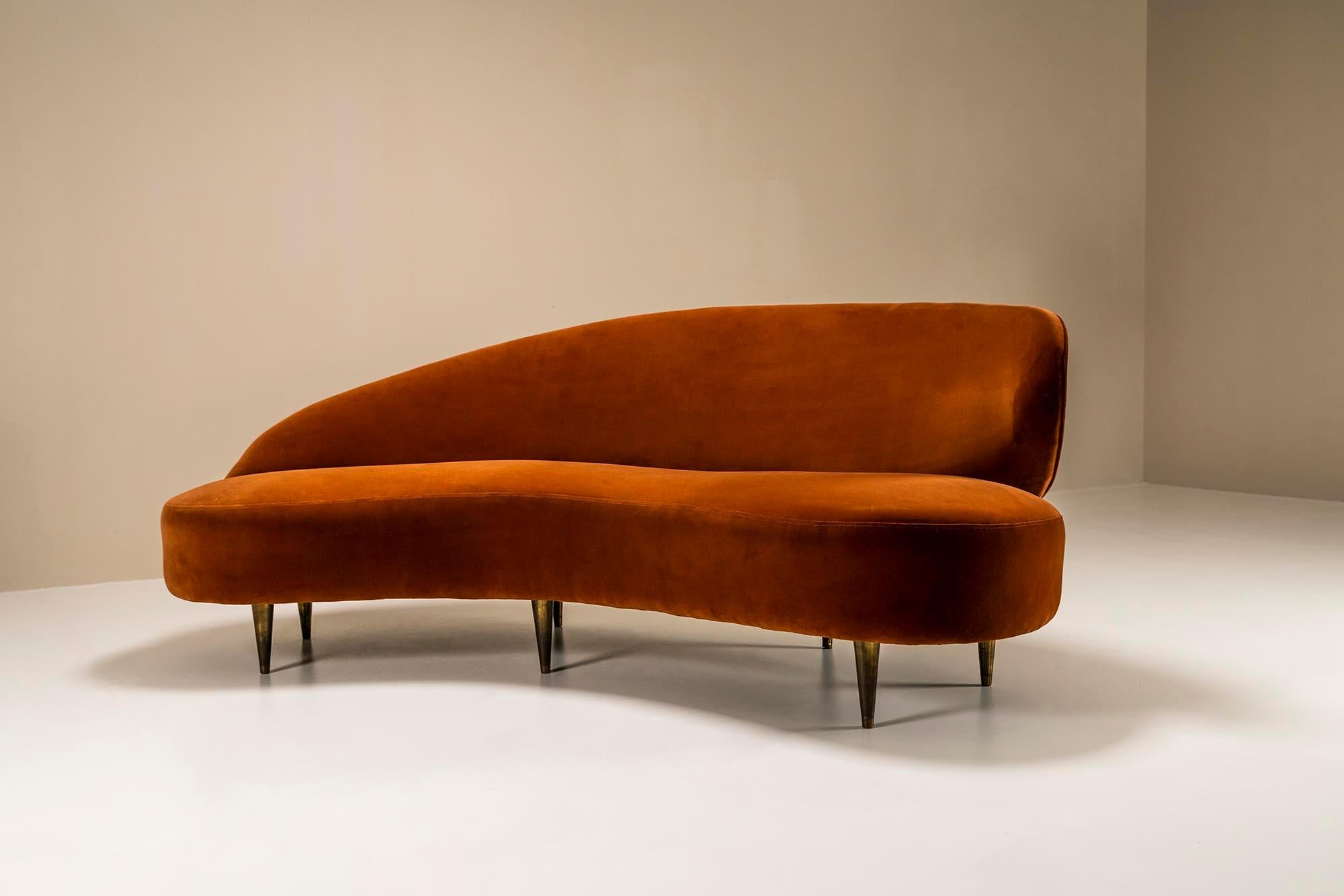 Curved Sofa In Ocher Velours Attributed To Federico Munar, Italy 1950s In Good Condition In Hellouw, NL