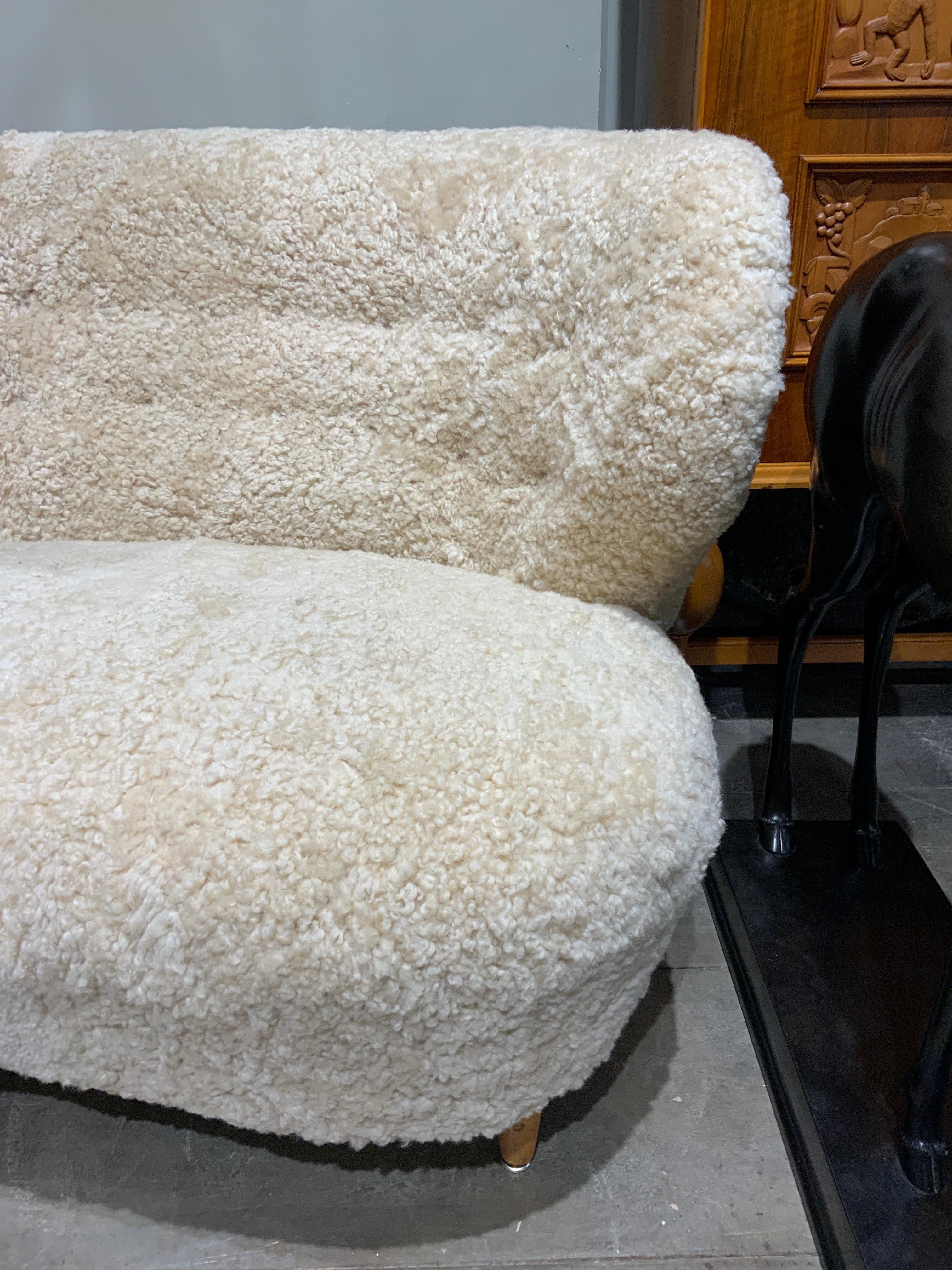 Très élégant canapé incurvé Finlande circa 1940 nouvellement recouvert de peau de mouton. 
2 sièges 