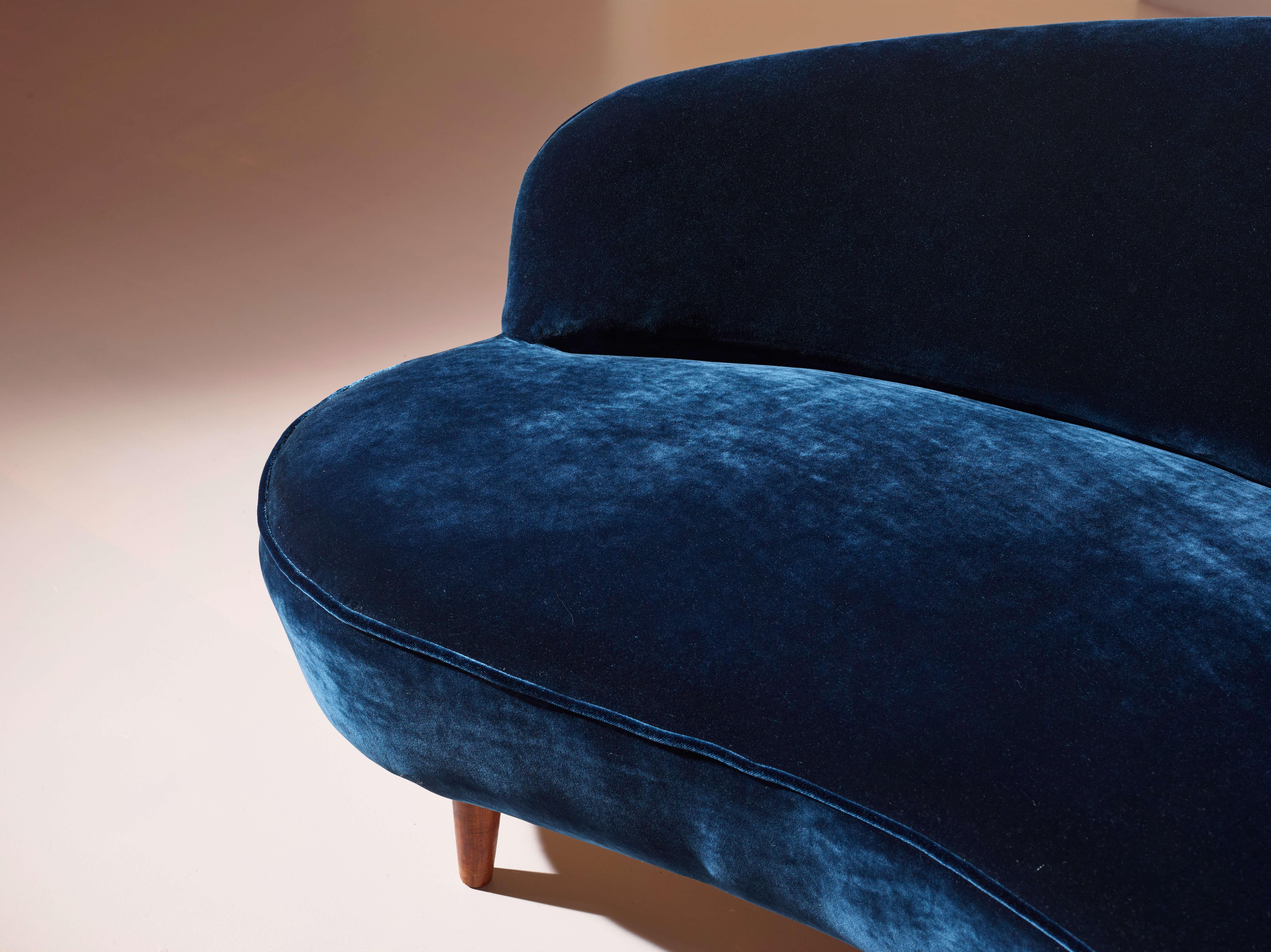 Italian Curved sofa in wood and velvet upholstery, Italy, 1950s For Sale