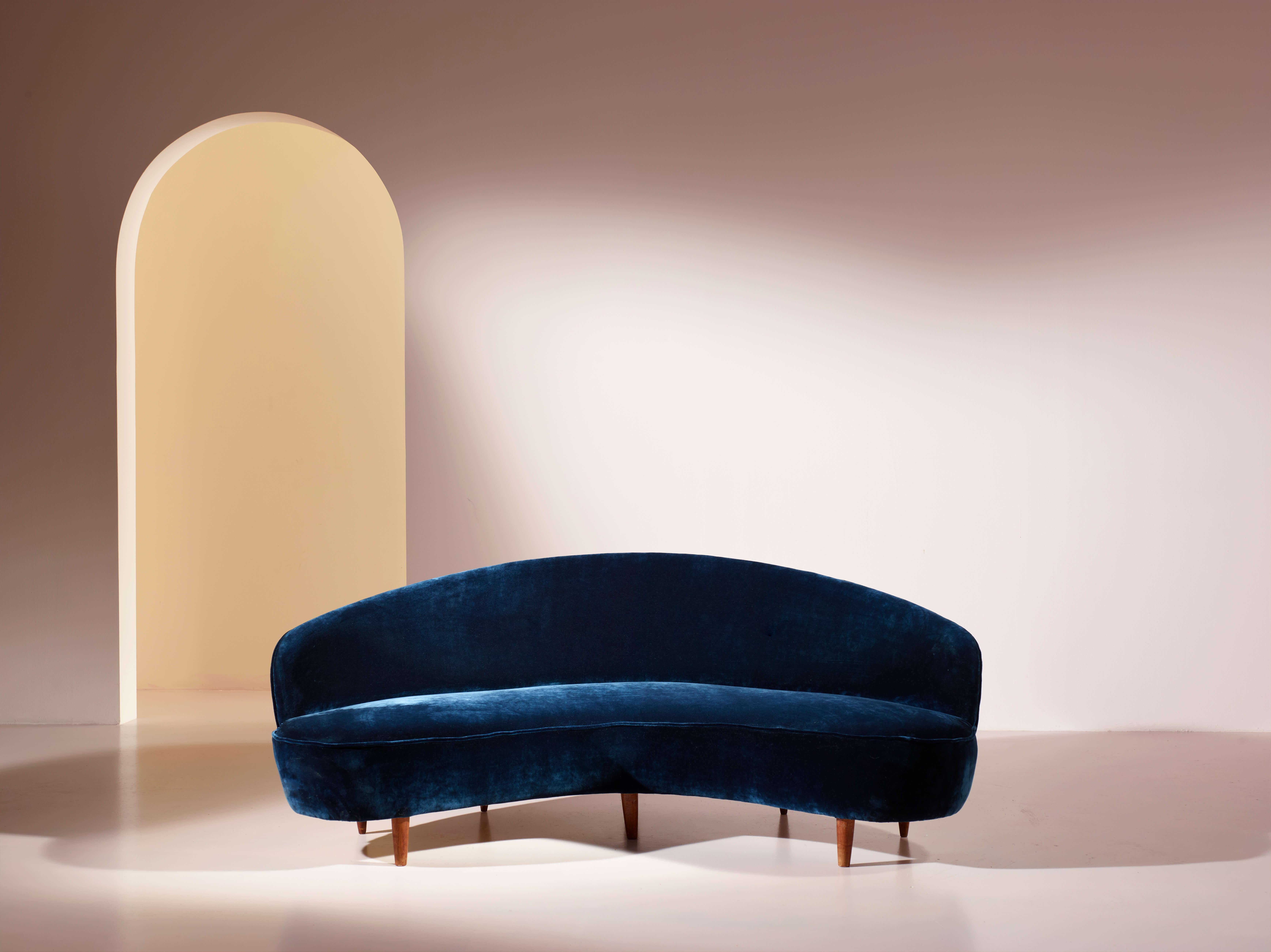 Curved sofa in wood and velvet upholstery, Italy, 1950s In Good Condition For Sale In Chiavari, Liguria