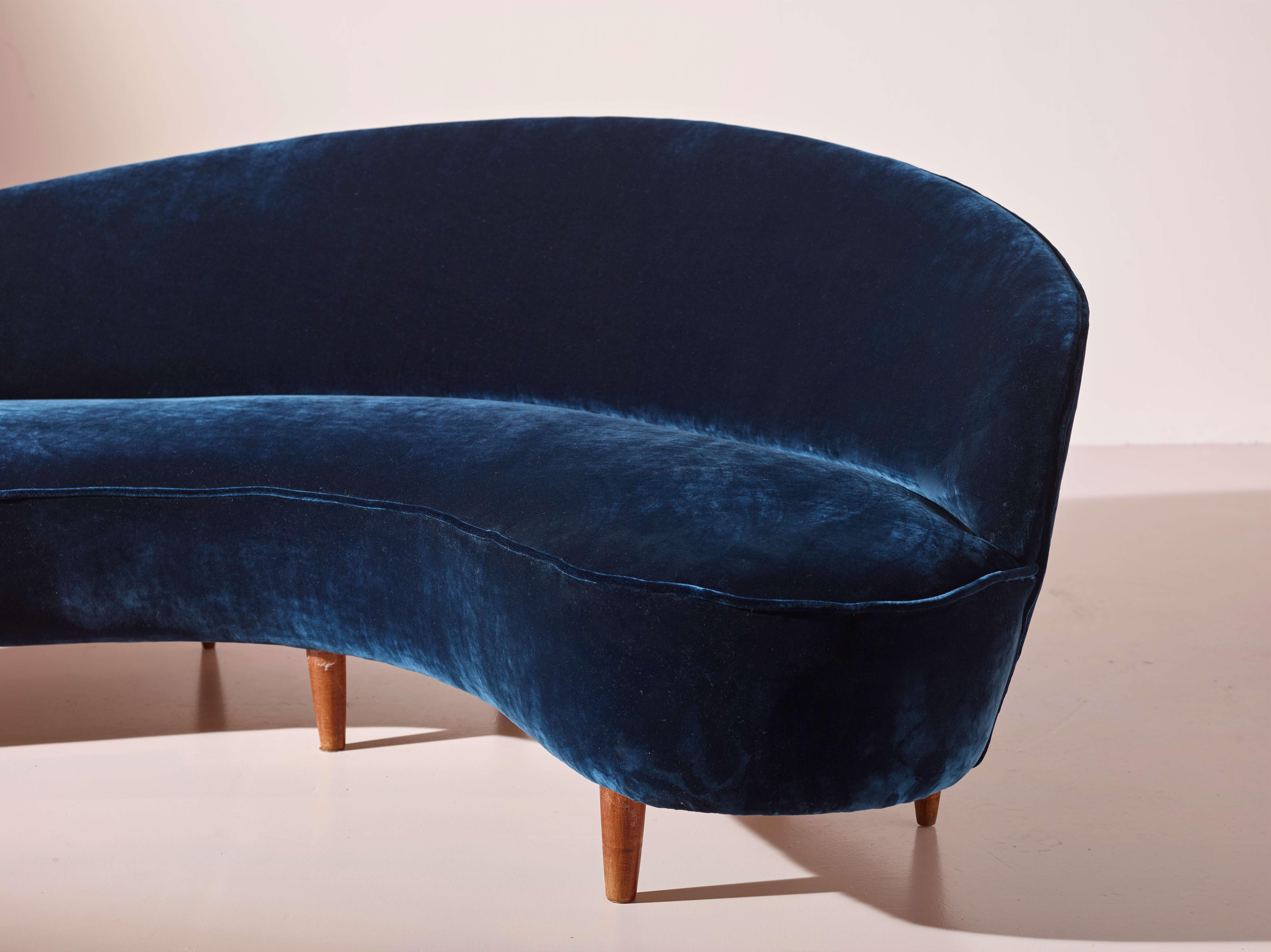 Mid-20th Century Curved sofa in wood and velvet upholstery, Italy, 1950s For Sale
