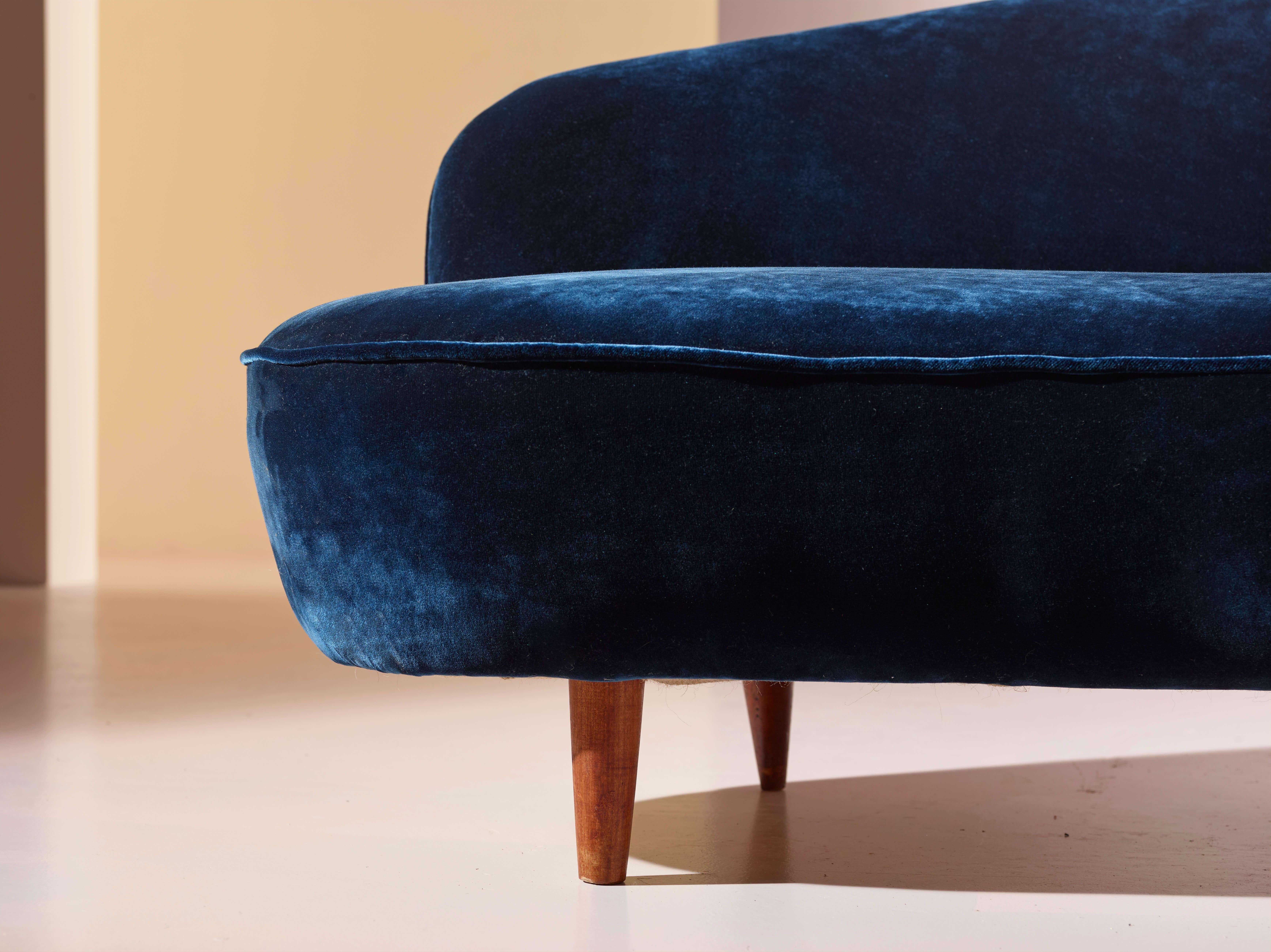 Curved sofa in wood and velvet upholstery, Italy, 1950s For Sale 1