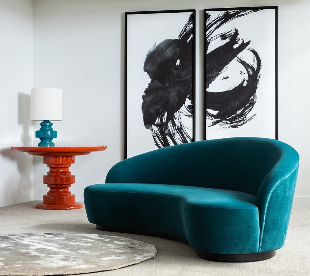 Gebogenes Sofa aus Samt und Holzfuß angeboten im Zustand „Neu“ im Angebot in New York, NY