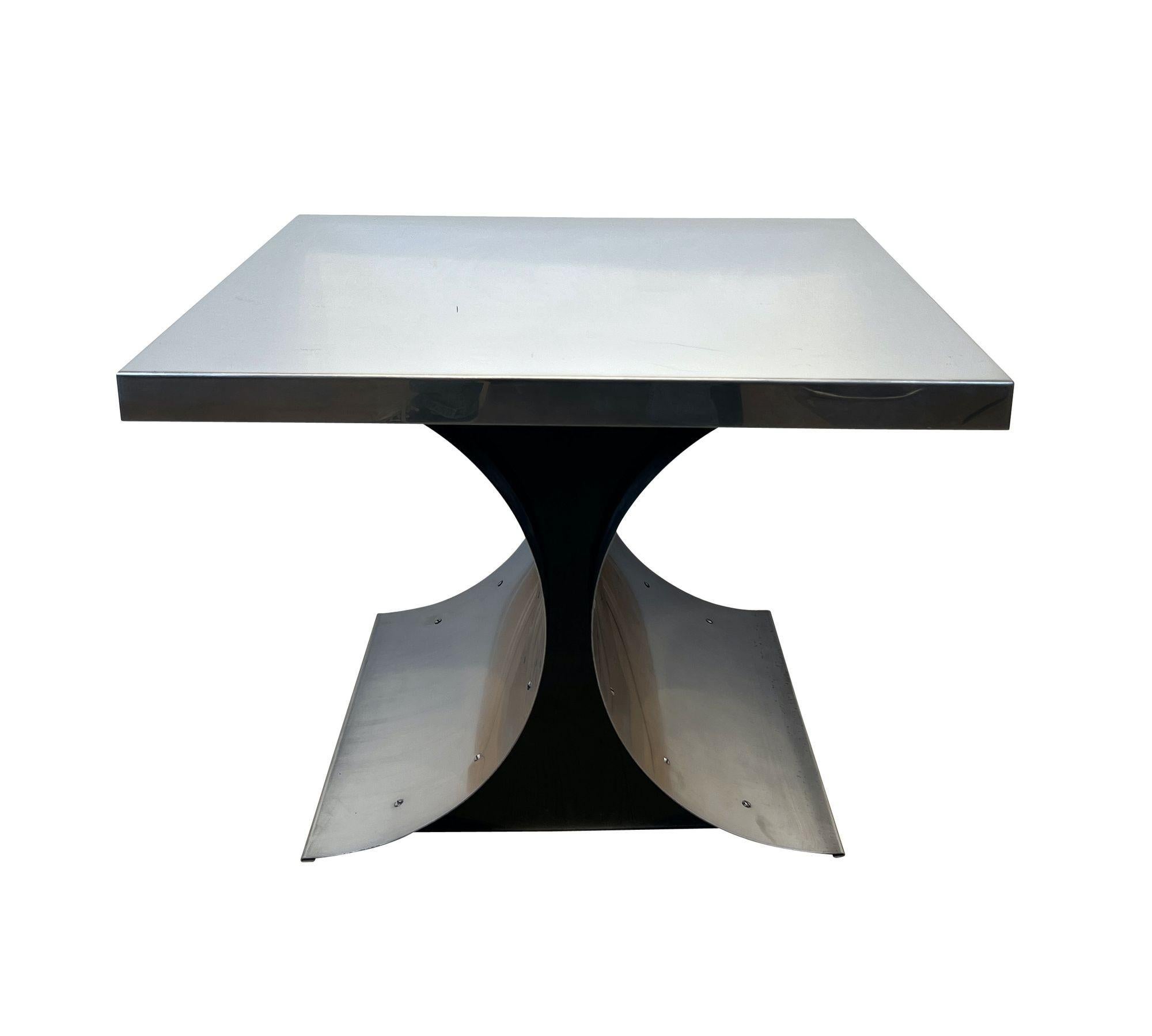 Canapé, table d'appoint ou table basse incurvée en acier inoxydable dans le style d'Oscar Niemeyer, provenant de Paris, France, vers les années 1960/70. Cadre en acier inoxydable brossé avec parties latérales laquées noires. Dessus en acier