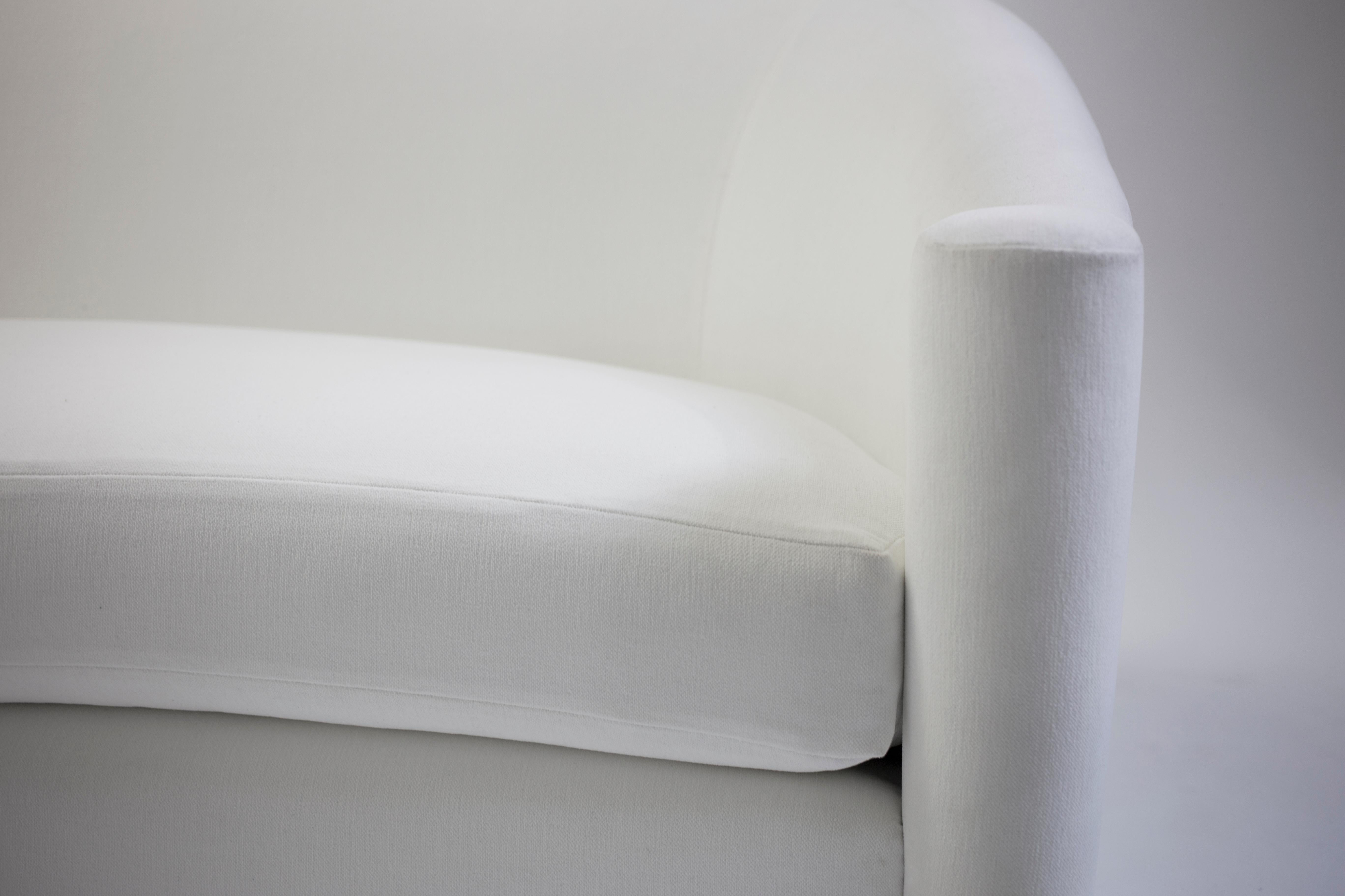 Le canapé Verona, qui fait partie de la collection signature de LF Upholstery, est une nouvelle interprétation d'un style classique - des bras en volute inversés avec un dossier façonné et un coussin d'assise souple en mousse douce enveloppée de