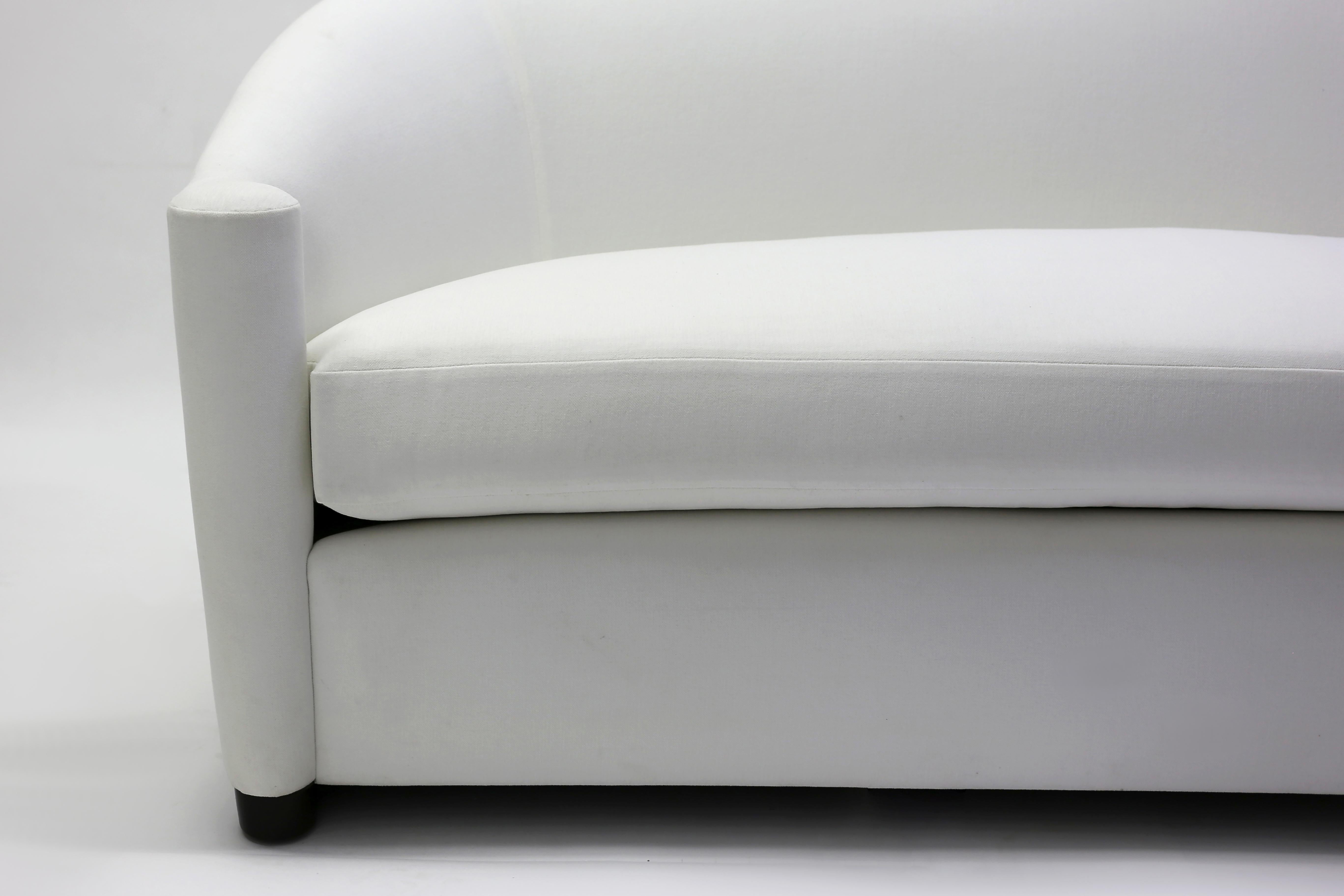 Gebogenes Sofa mit geschwungenen Armlehnen und losem Sitzkissen mit Wickel um Holzbeine (amerikanisch) im Angebot