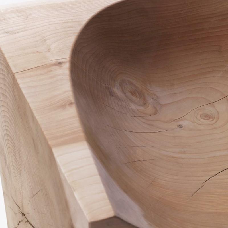 Tabouret ou chaise courbe en bois de cèdre massif naturel
avec traitement à la cire aux extraits naturels de pin. Original
pièce de décoration subtile.
Le bois de cèdre massif comprend le mouvement, 
les fissures et les changements dans les