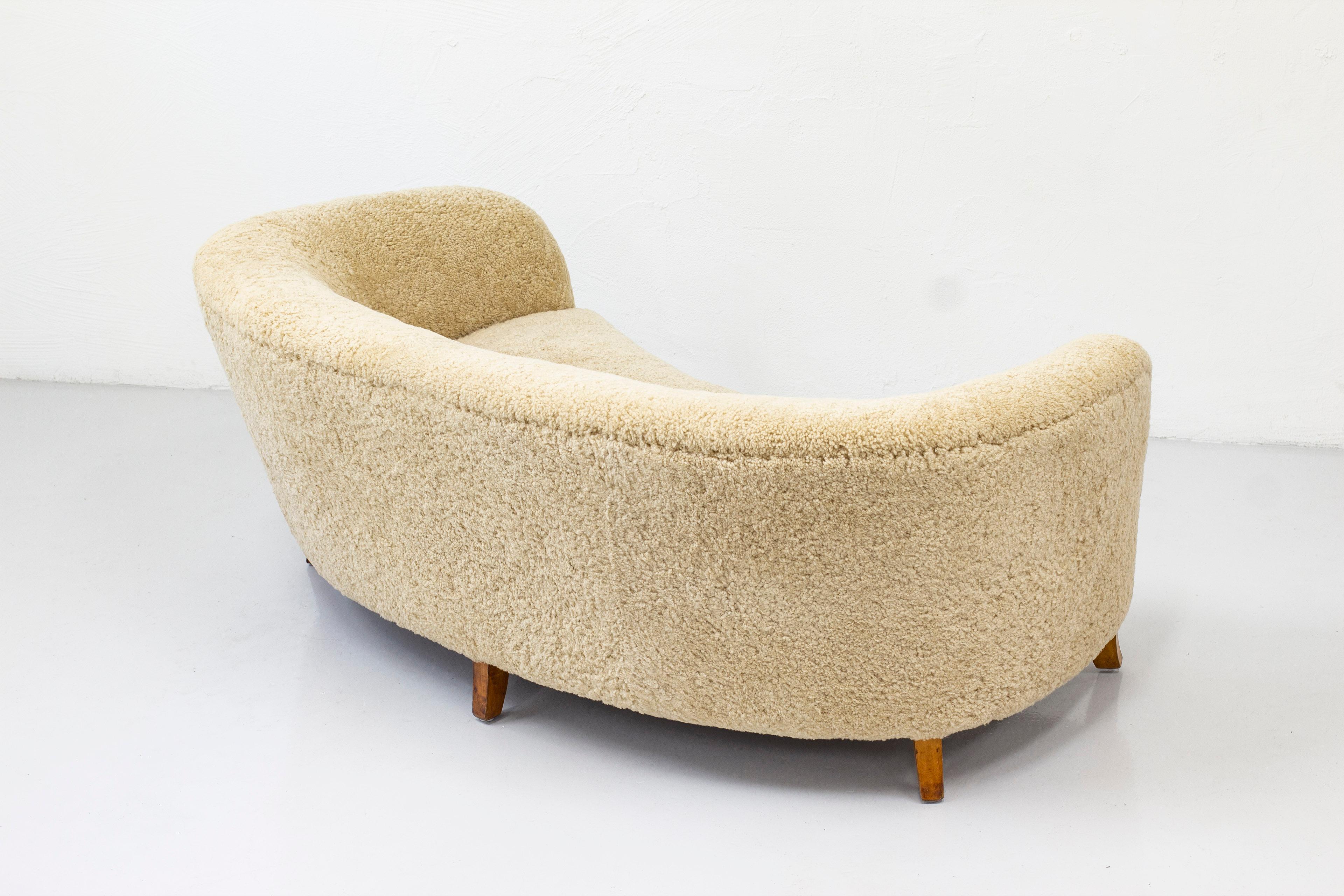 Curved Swedish Modern Sofa with Sheepskin, Sweden, 1930-40s In Good Condition In Hägersten, SE