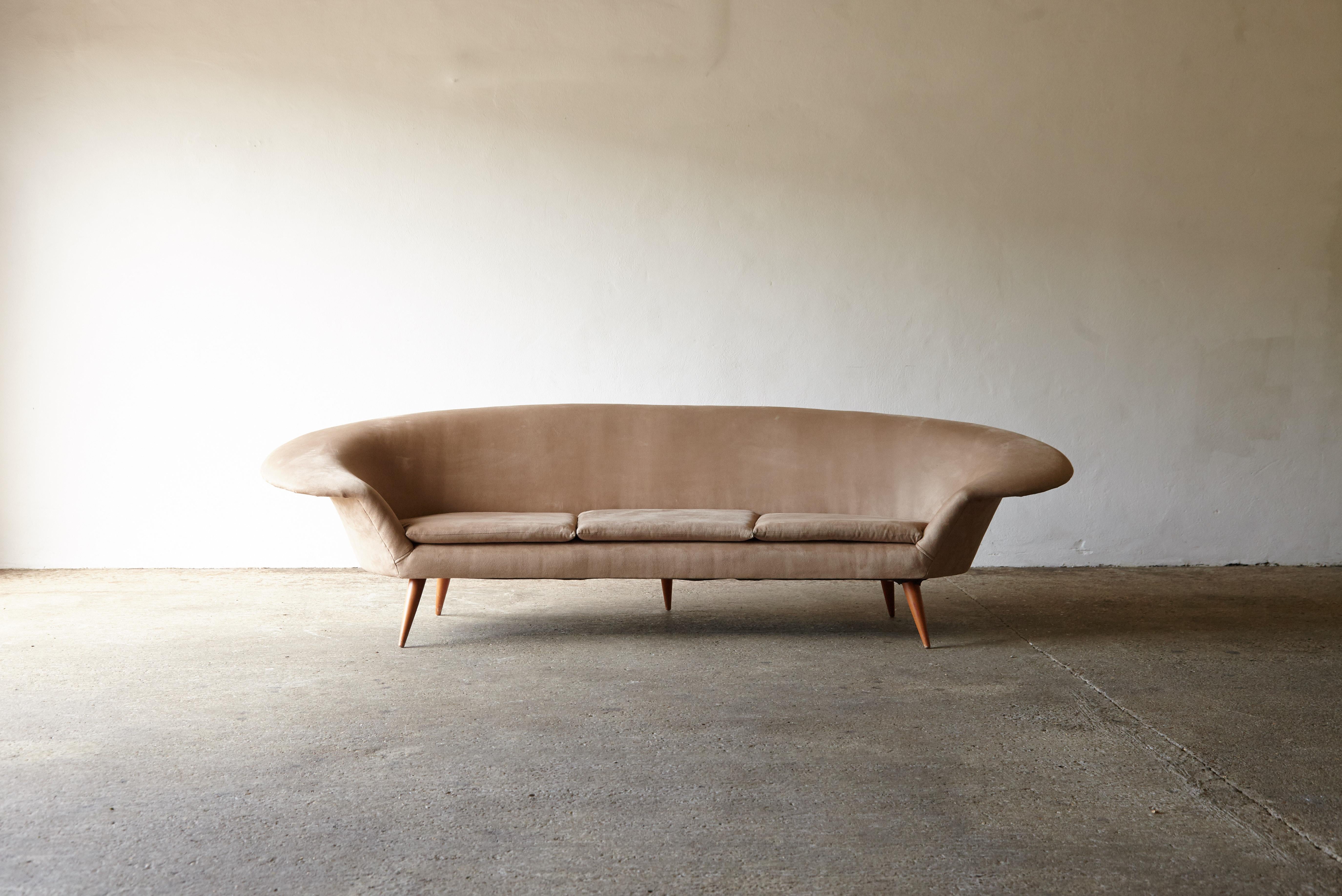Rare curved Swedish three-seat sofa attributed to Kerstin Horlin Holmqvist ‘Holmquist’ sofa, 1950s. Flared arms and back, with three removable seat cushions and two round throw pillows. Currently covered in beige fabric in good vintage condition
