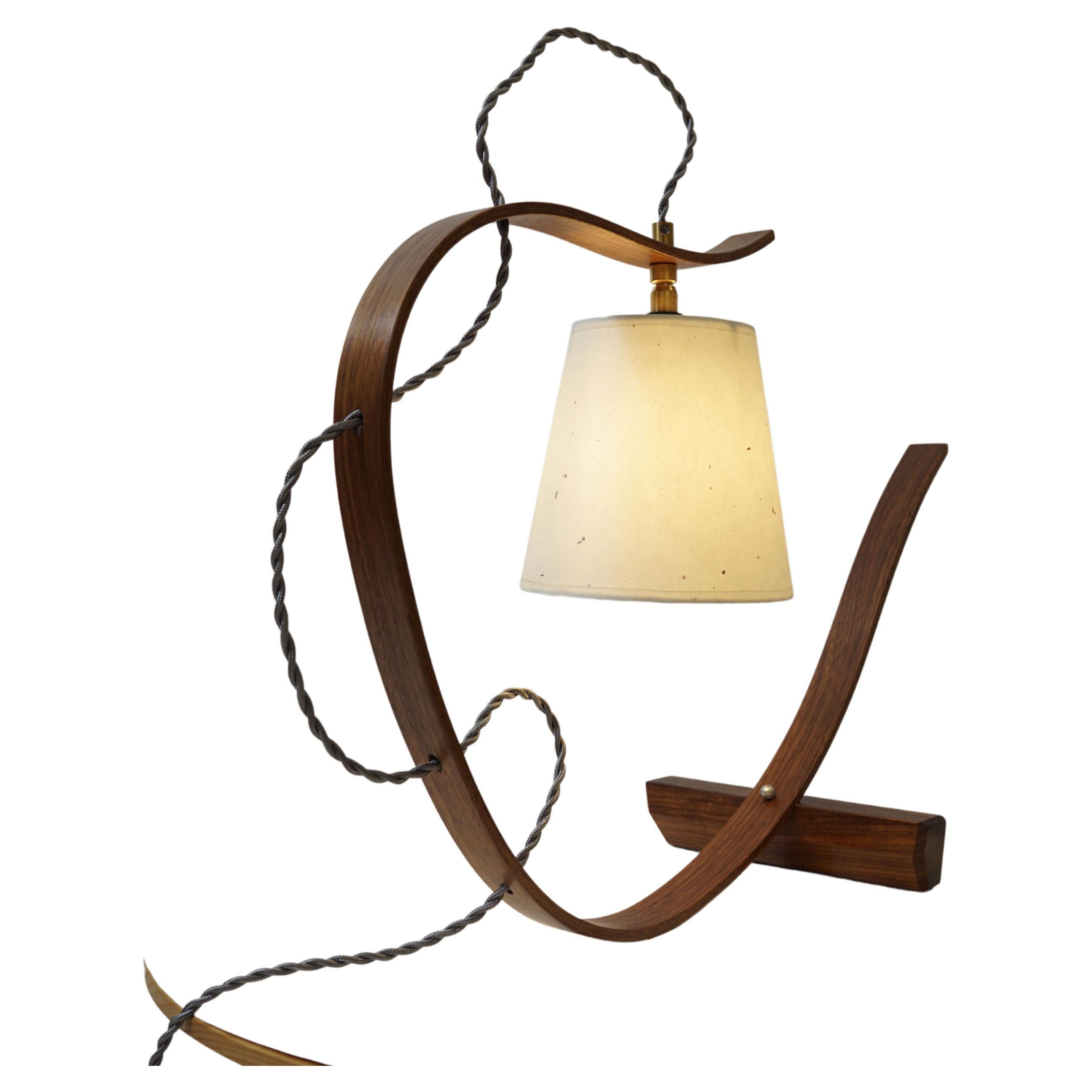 Gebogene Tischlampe, handgefertigt aus Nussbaumholz mit Untergestell aus Walnussholz
