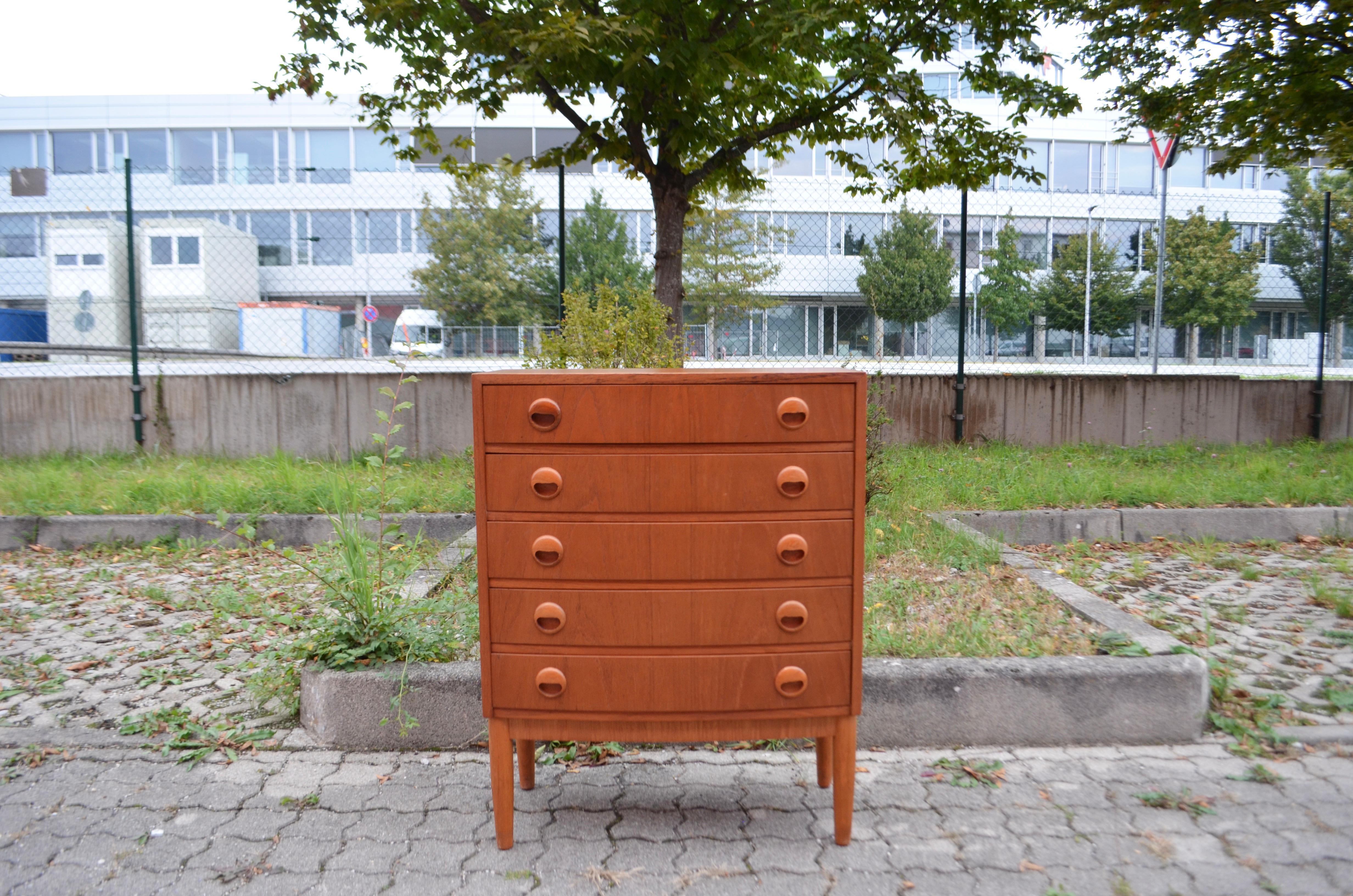 Cassettiera curva in teak. 
Design/One di Kai Kristiansen.
5 cassetti.
Le migliori condizioni
