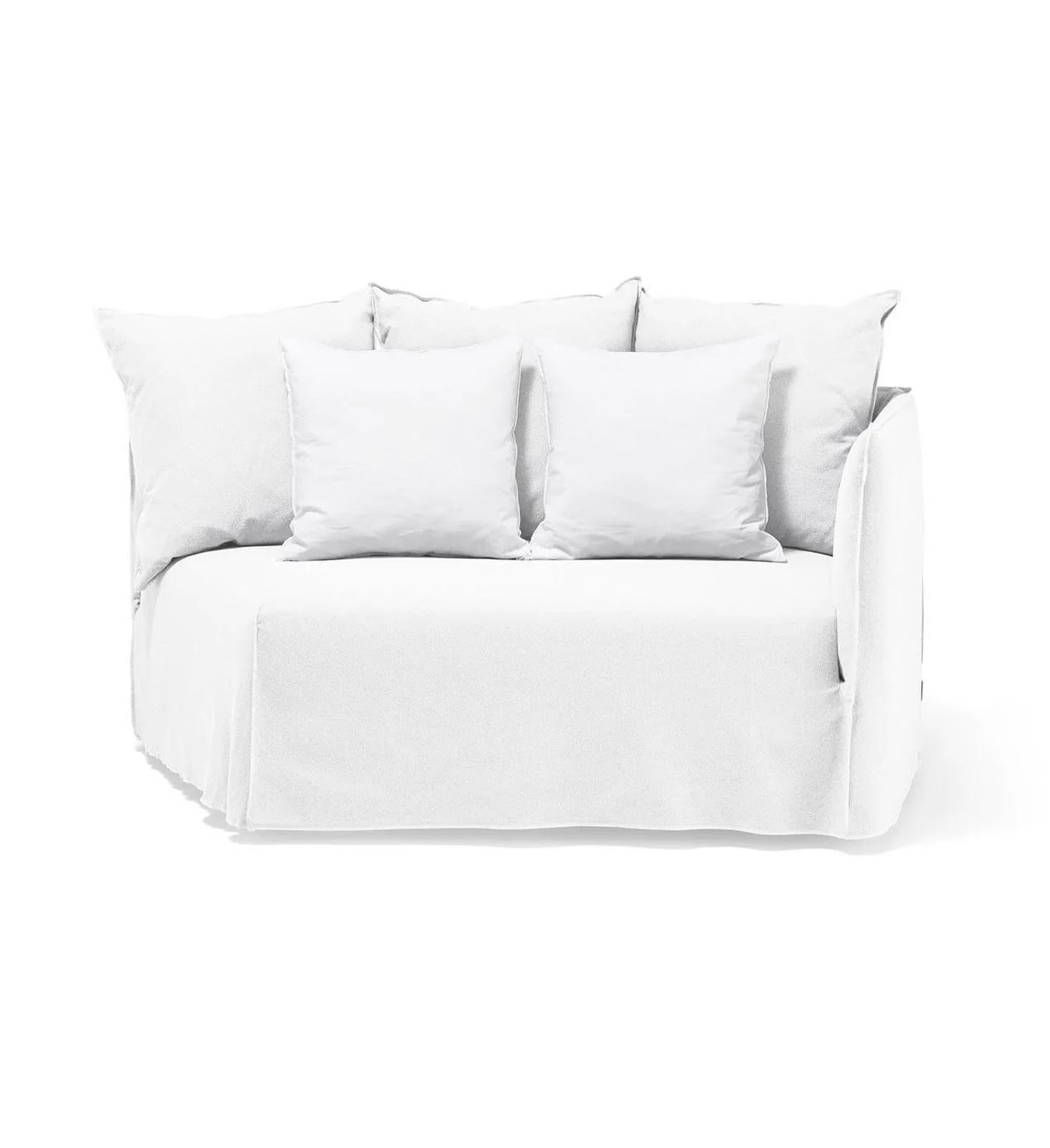 Gervasoni Ghost 35 - Elemento modular terminal curvo (brazo izquierdo o derecho)
Diseño: Paola Navone

Ghost 35 es un elemento modular terminal curvado, con un único reposabrazos disponible en el lado izquierdo (L) o derecho (R). El asiento, el