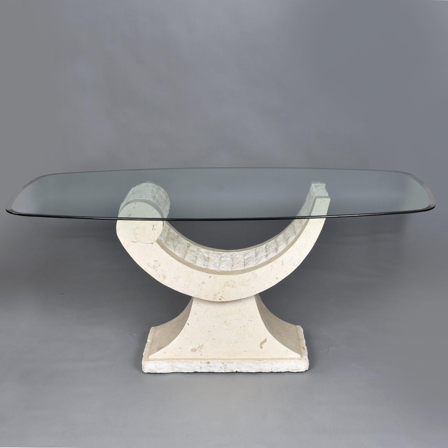 Postmoderne Table de salle à manger à piédestal incurvé en pierre tessellée avec plateau en verre ovale en vente