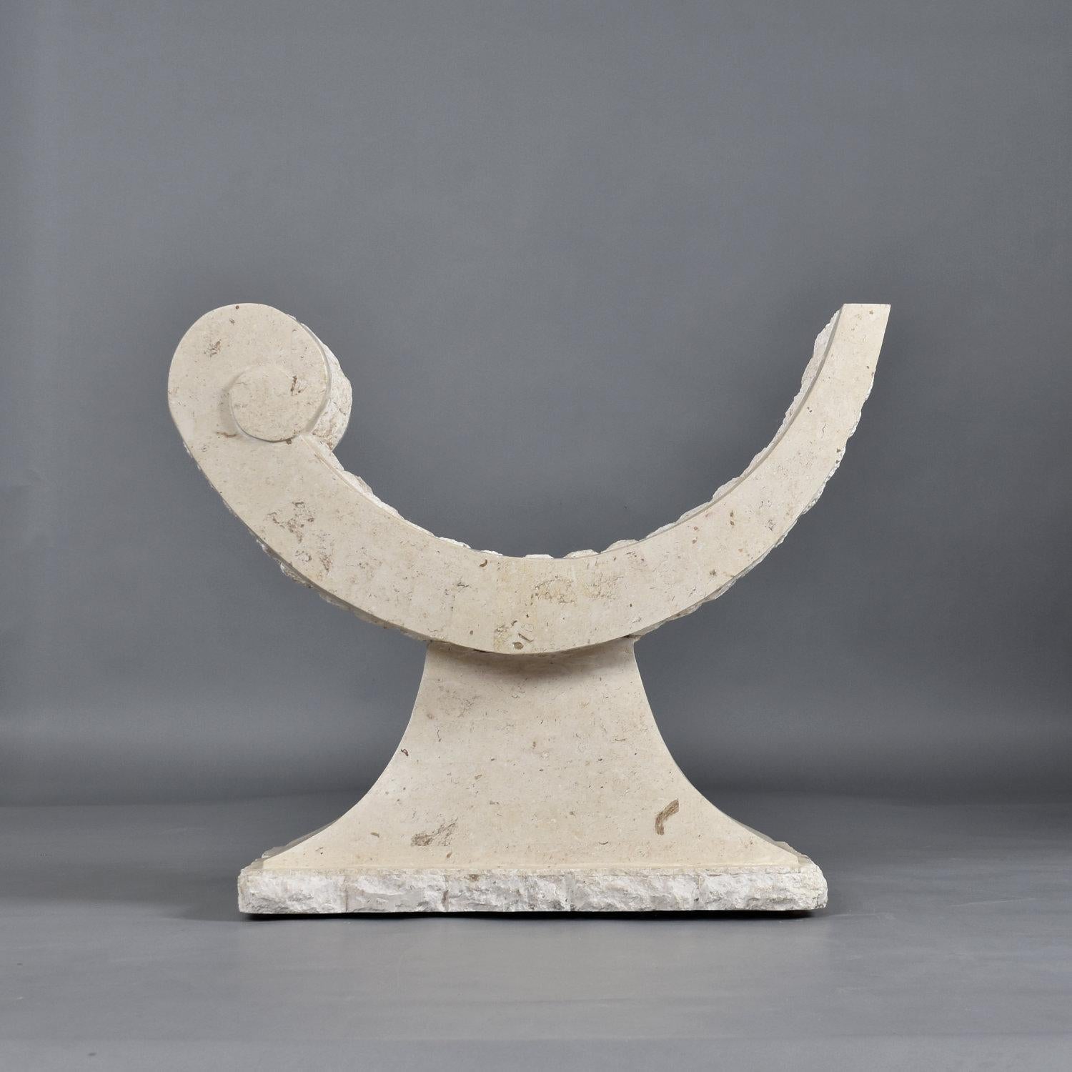 Table de salle à manger à piédestal incurvé en pierre tessellée avec plateau en verre ovale en vente 1