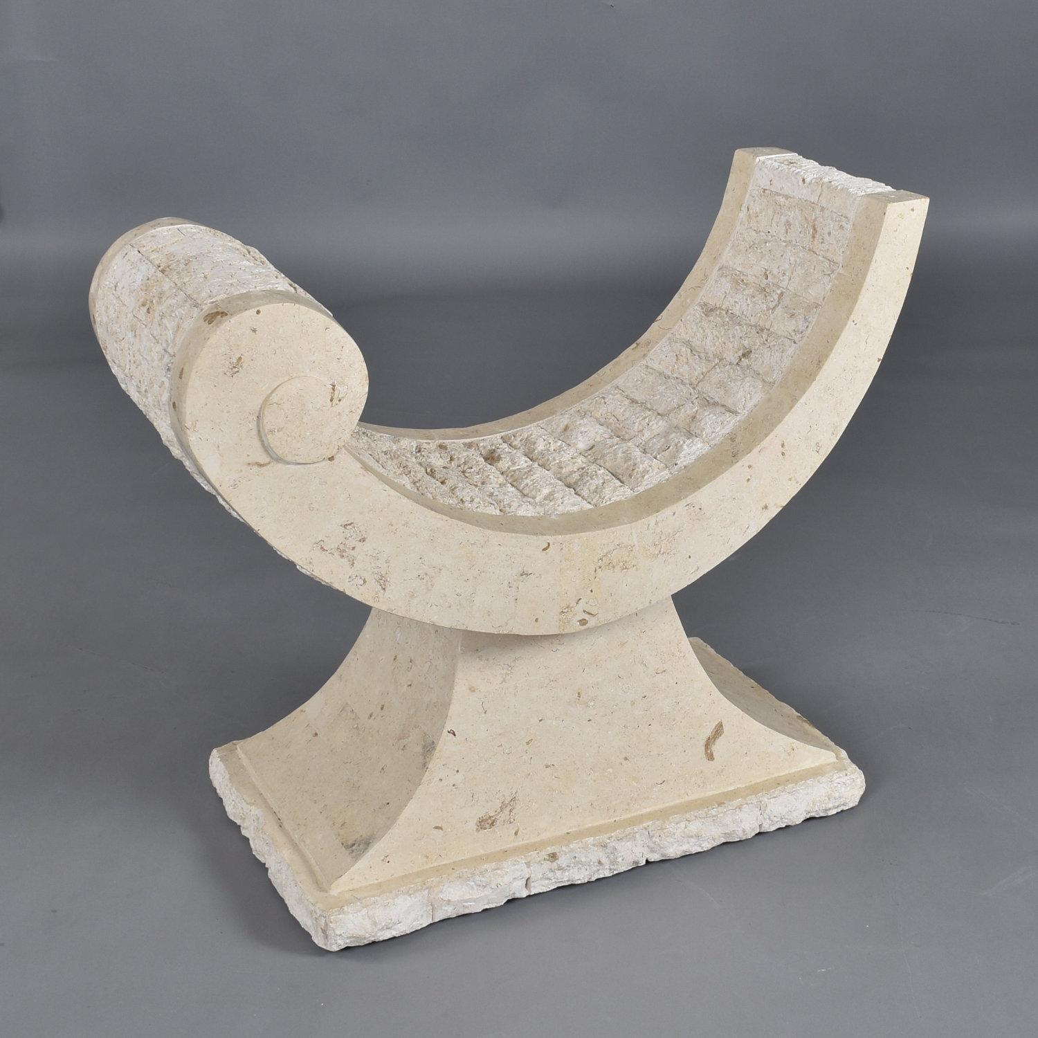 Table de salle à manger à piédestal incurvé en pierre tessellée avec plateau en verre ovale en vente 2