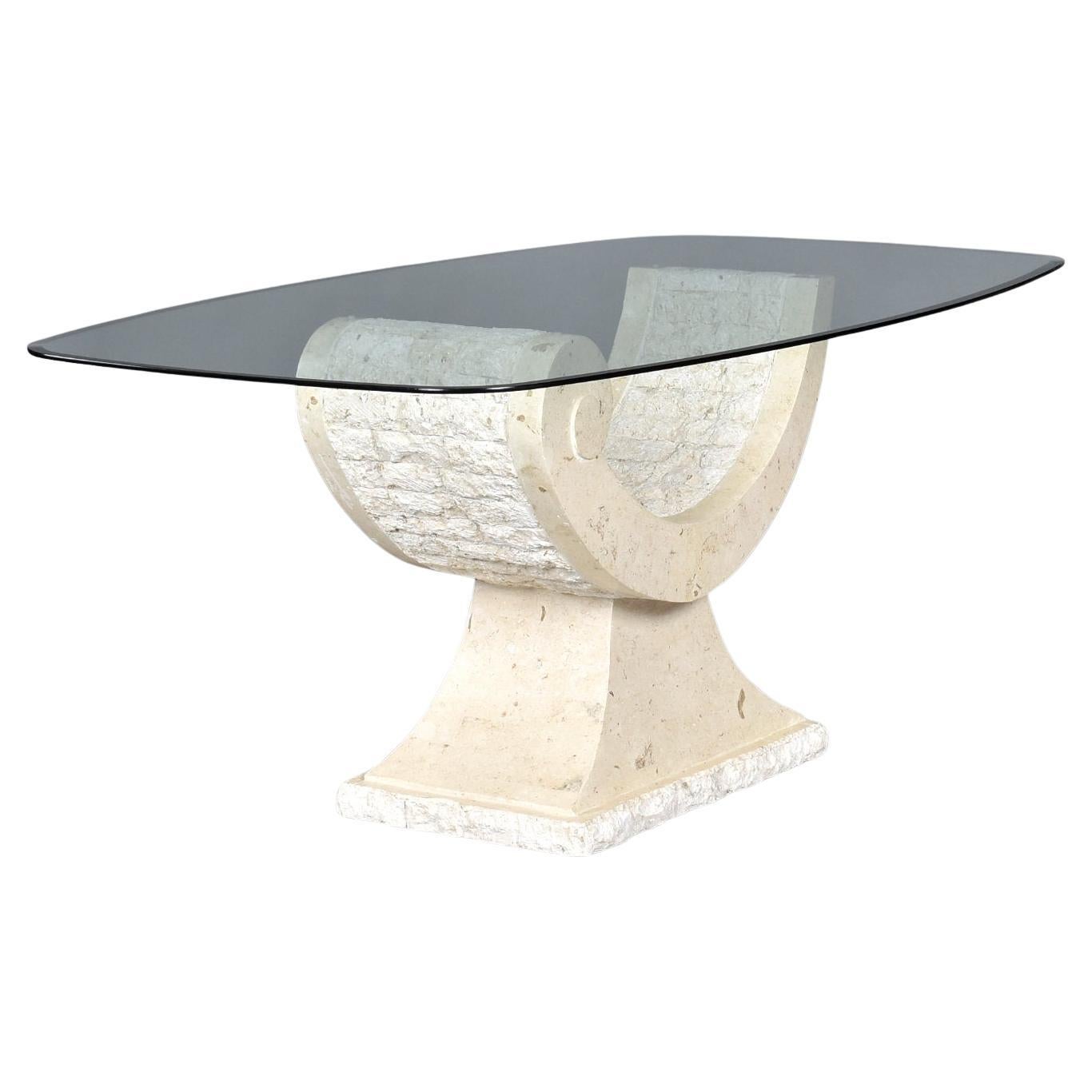 Table de salle à manger en pierre tessellée aux courbes élégantes. La base de la table est en pierre de Mactan, une sorte de corail. Il est tout à fait approprié que cette base en corail imite le contour gracieux d'un coquillage. Fabriquée aux