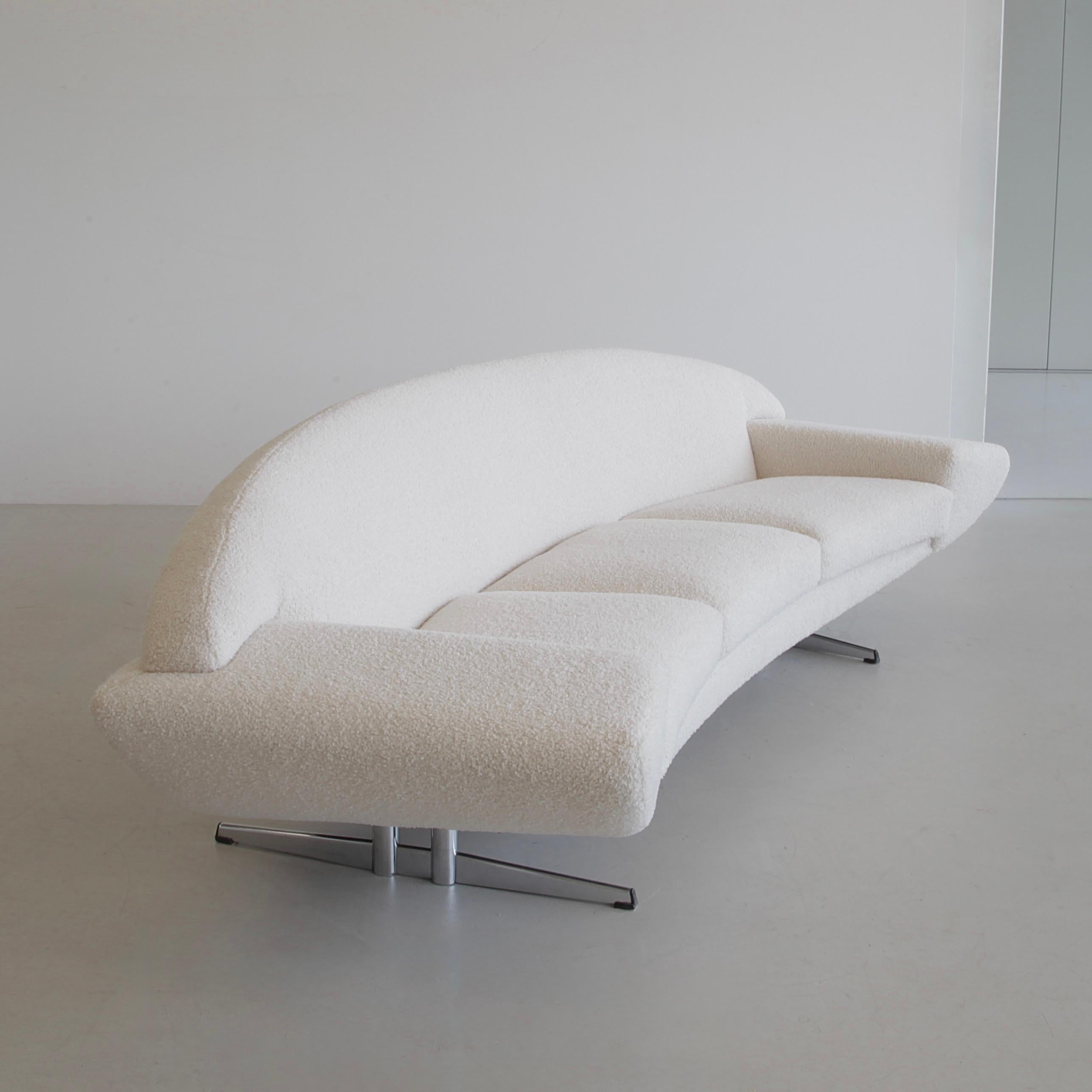 Curved Three-Seat CAPRI Sofa designed by Johannes ANDERSEN, 1965 In Good Condition For Sale In Berlin, Berlin