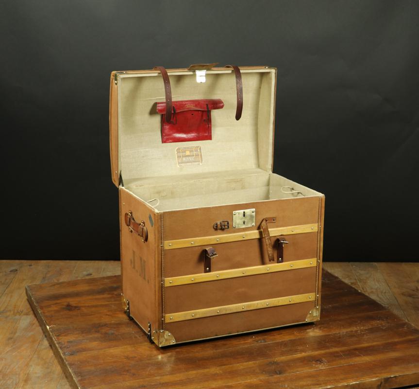 Curved trunk from the brand Moynat with leather and canvas
Original canvas
Leather borders
Brass lock
Replaced leather straps.