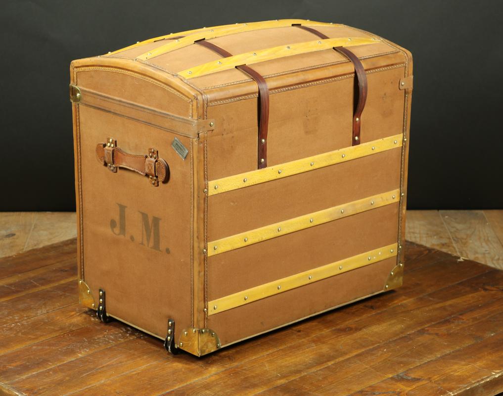 Curved Trunk, from the Brand Moynat, Paris, 1900s In Good Condition For Sale In Haguenau, FR