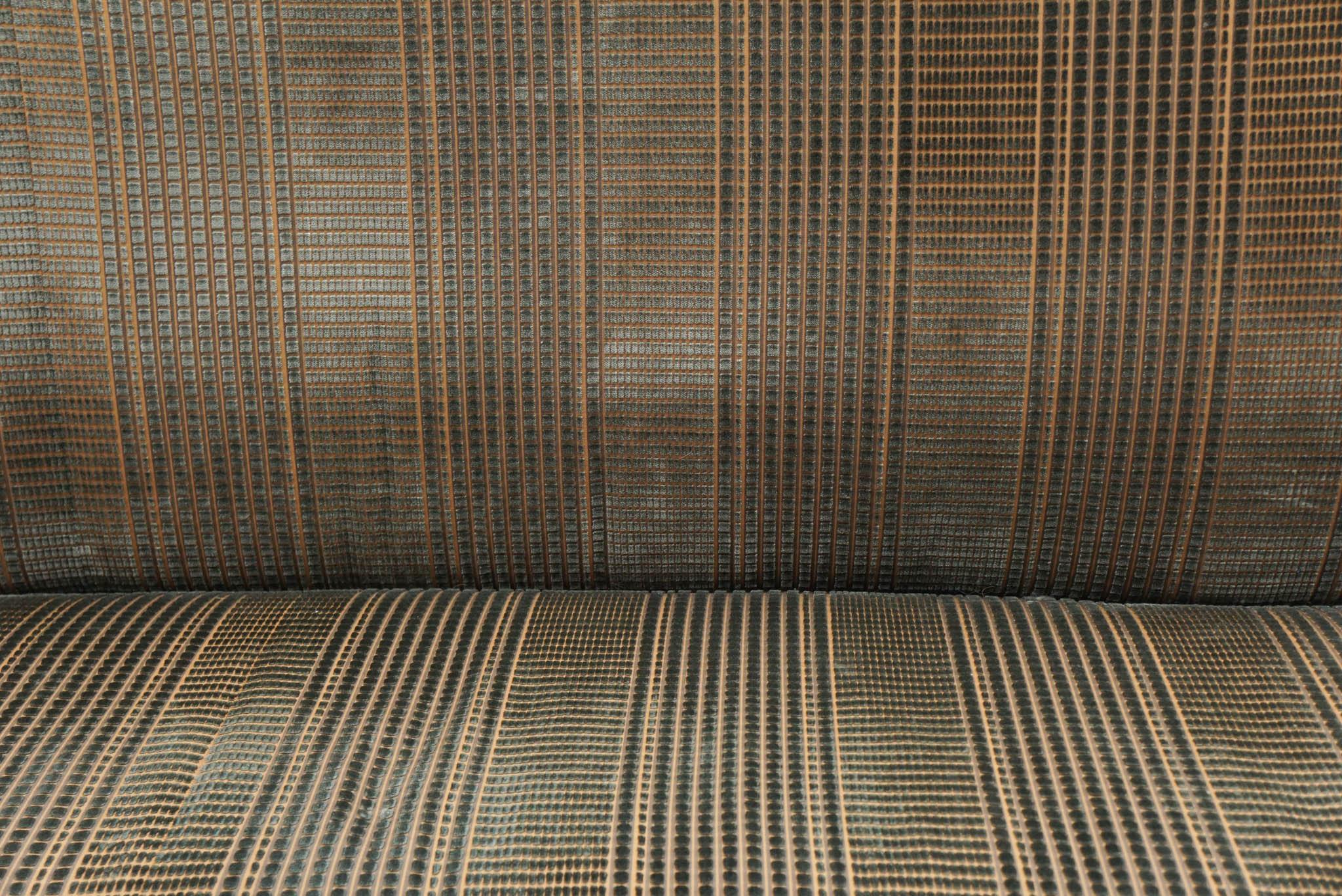 Curved upholstered bench For Sale 3