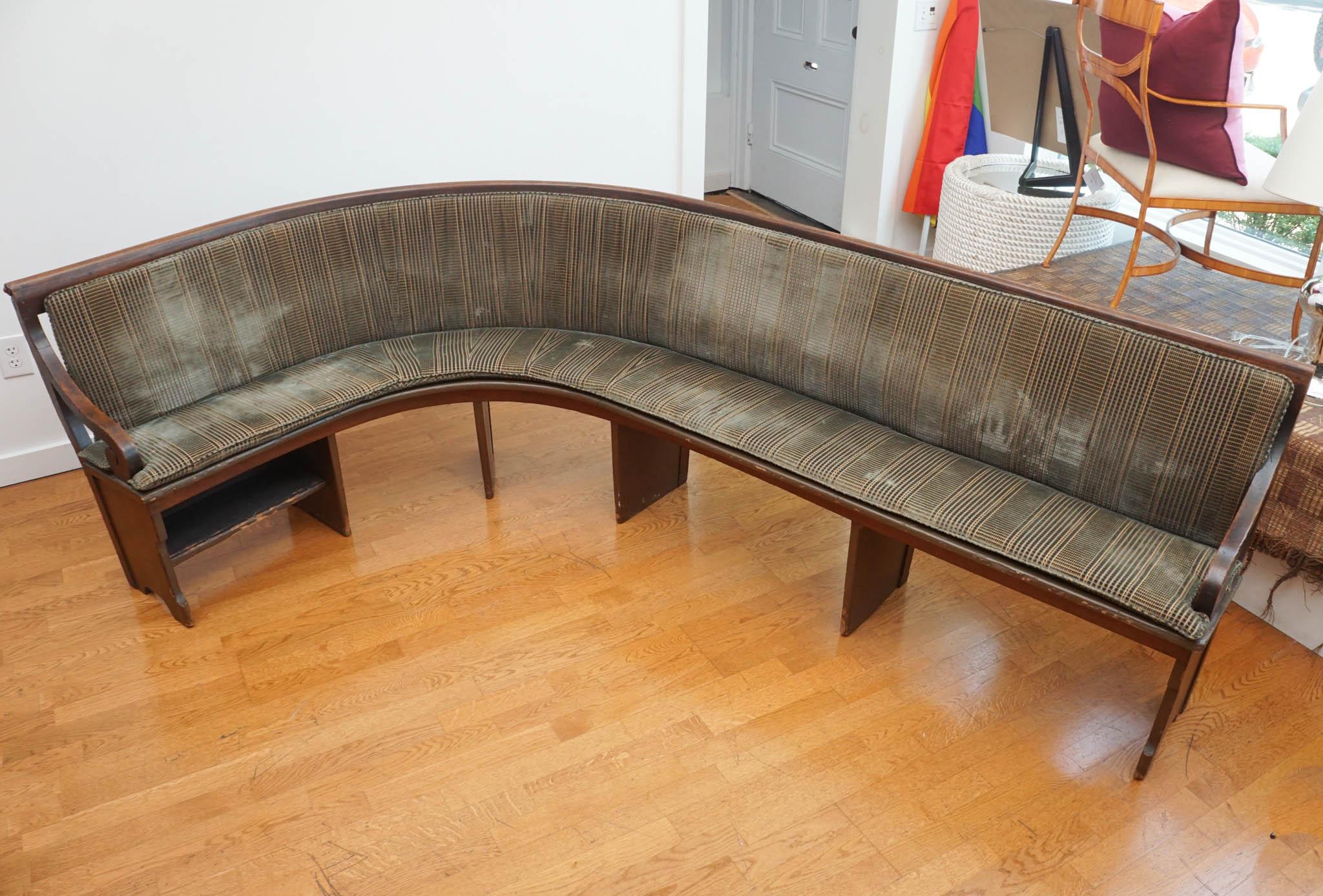 Curved upholstered bench For Sale 4