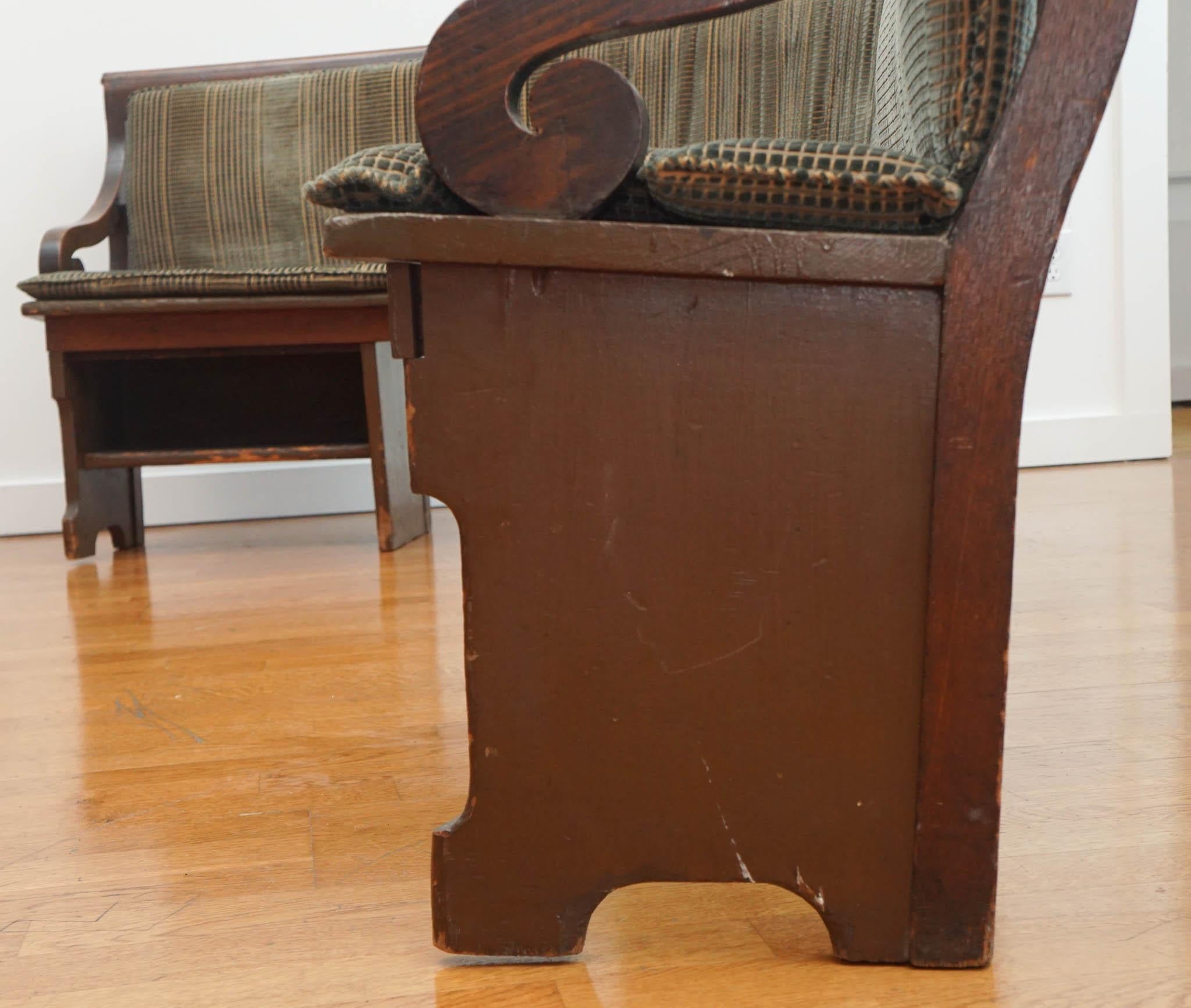 Curved upholstered bench For Sale 2