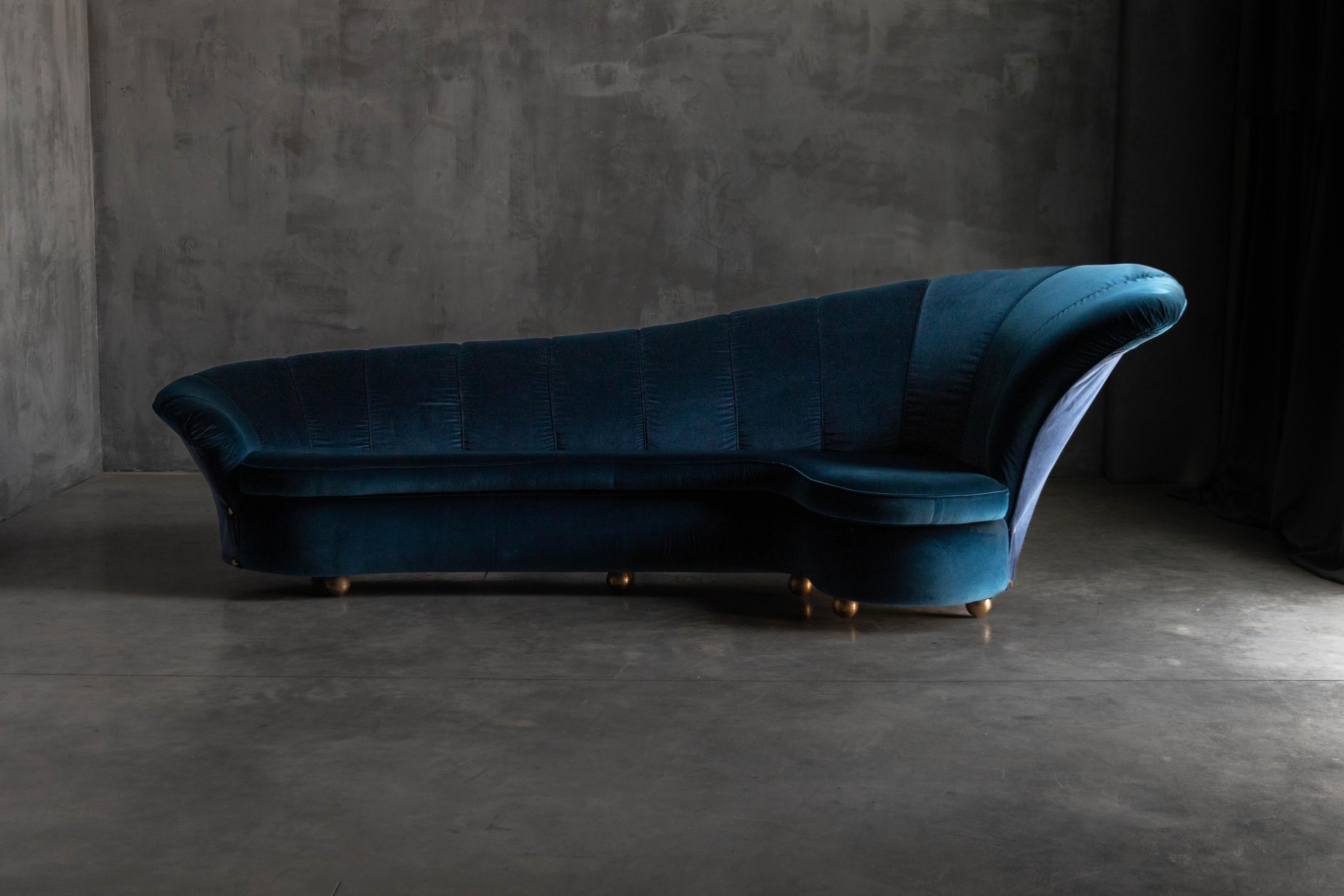Curved Velvet Hollywood Regency Sofa, Italy, 1970s In Excellent Condition For Sale In Antwerp, BE